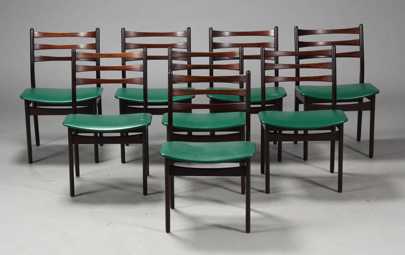 Struttura in legno duro imbottita realizzata negli anni '60 in Svezia.
Disponibile una nuova tappezzeria su richiesta.