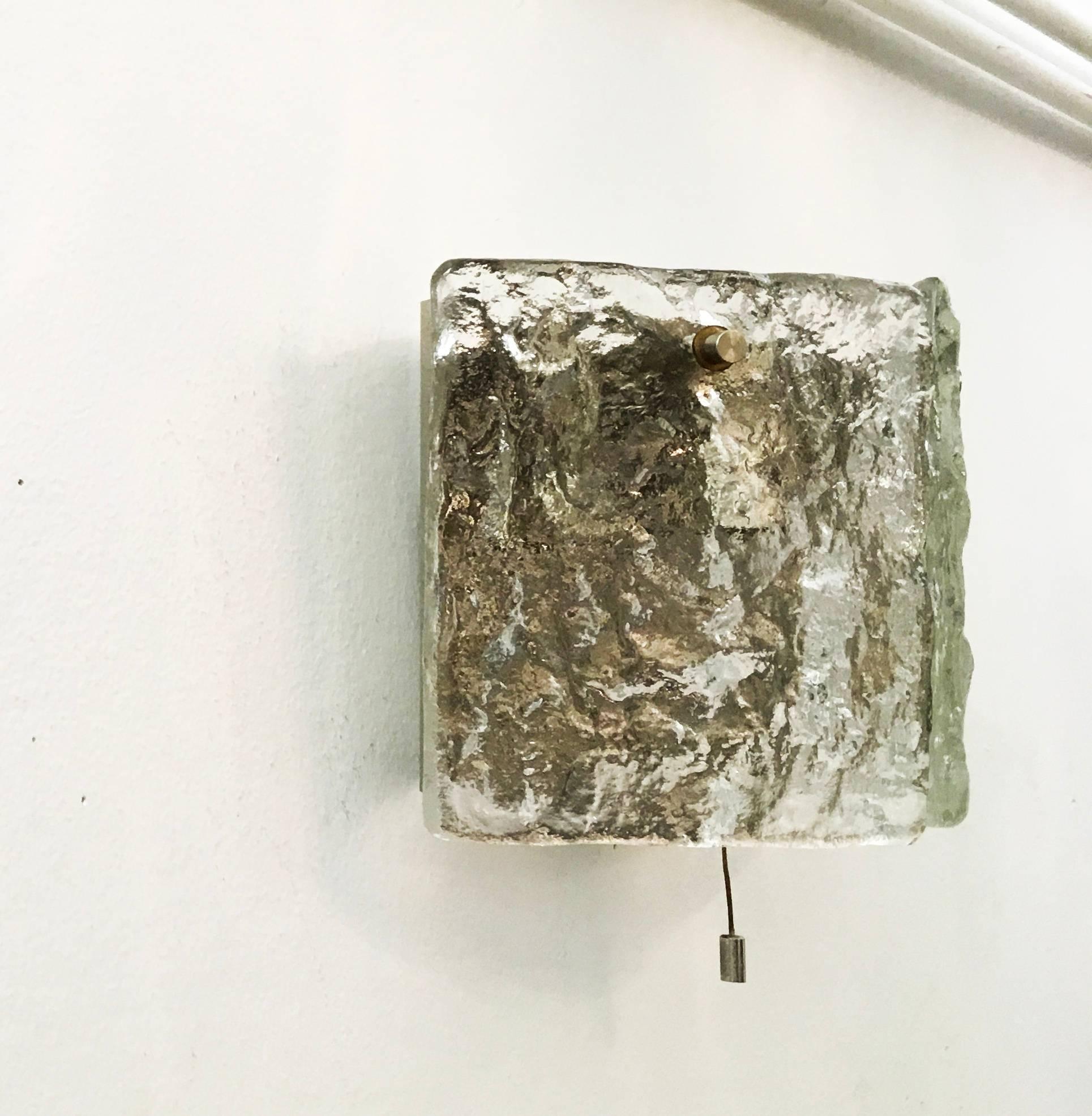 Aplique de pared de cristal de hielo. Placa metálica para colgar.
Por J.T. Kalmar, de los años 60.