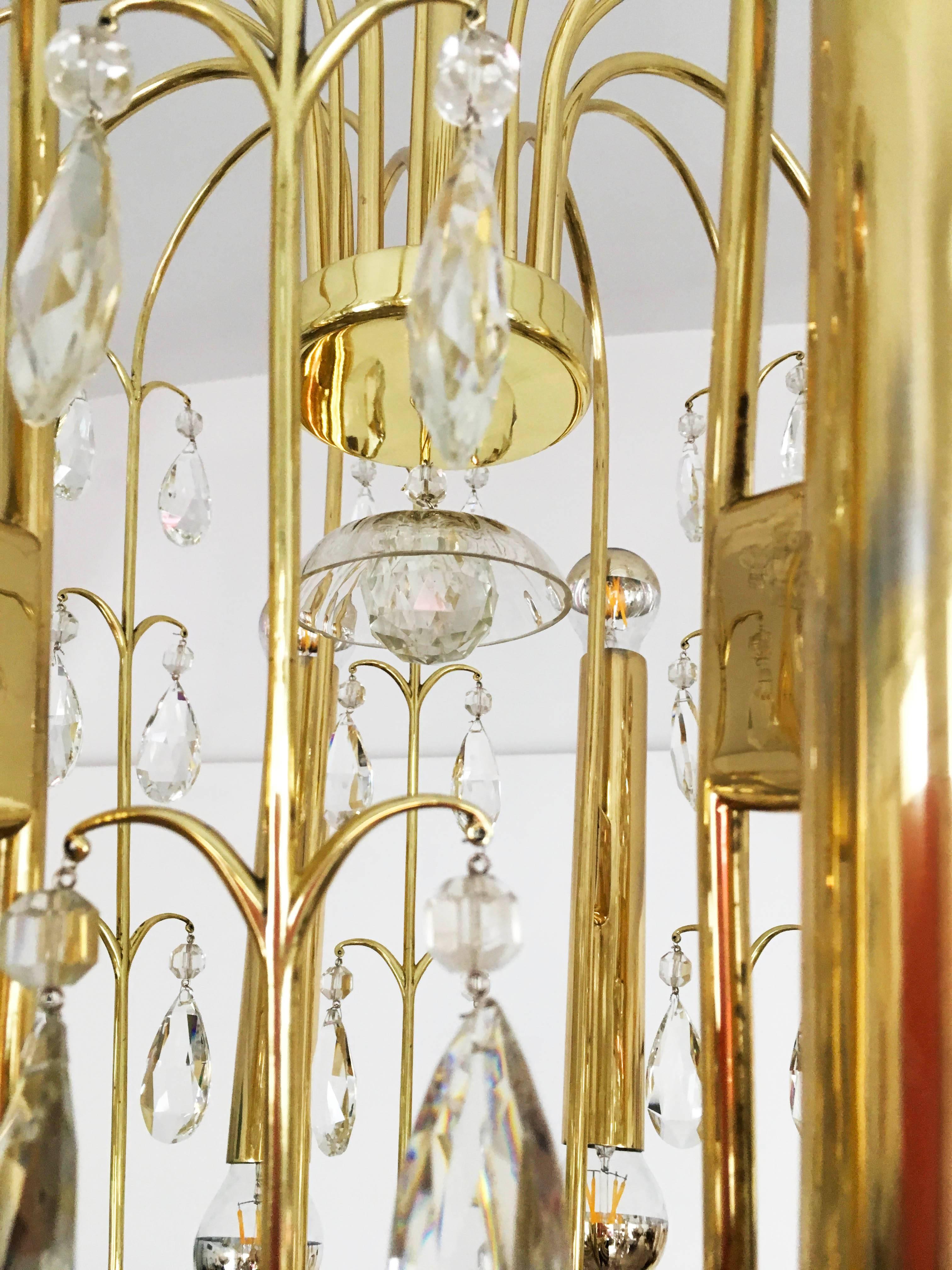 Austrian Brass and Cut Crystal Chandelier In Excellent Condition For Sale In Vienna, AT
