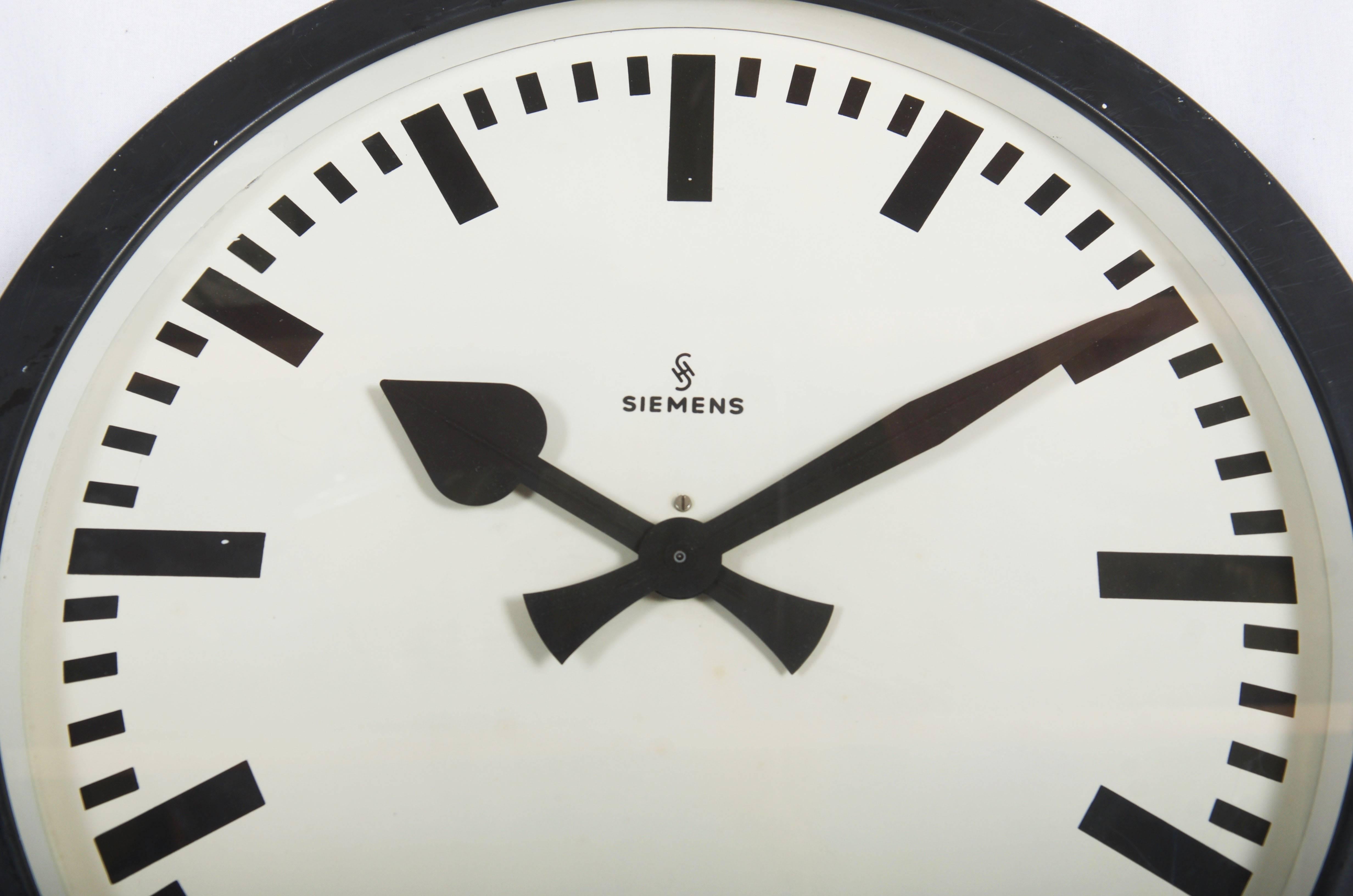 Acier peint avec façade en verre, fabriqué en Allemagne dans les années 1950.
Ancienne horloge d'esclave, elle est aujourd'hui équipée d'un mouvement moderne à quartz avec batterie. Le délai de livraison est d'environ 2 semaines.
 