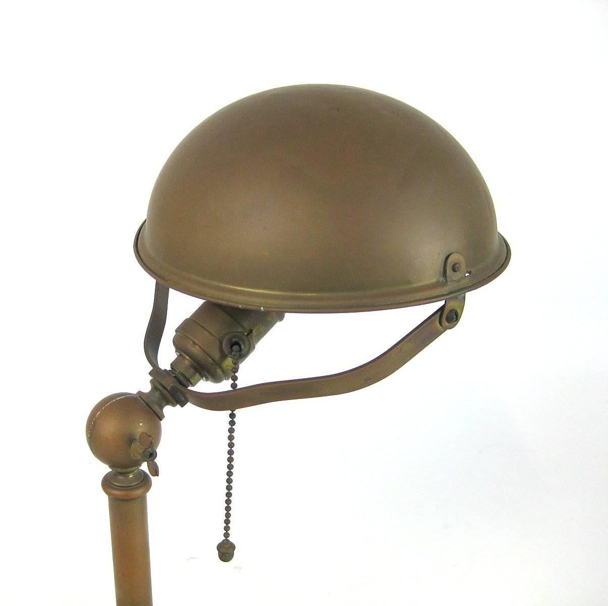 Début du 20ème siècle Lampe de table en laiton Art Déco