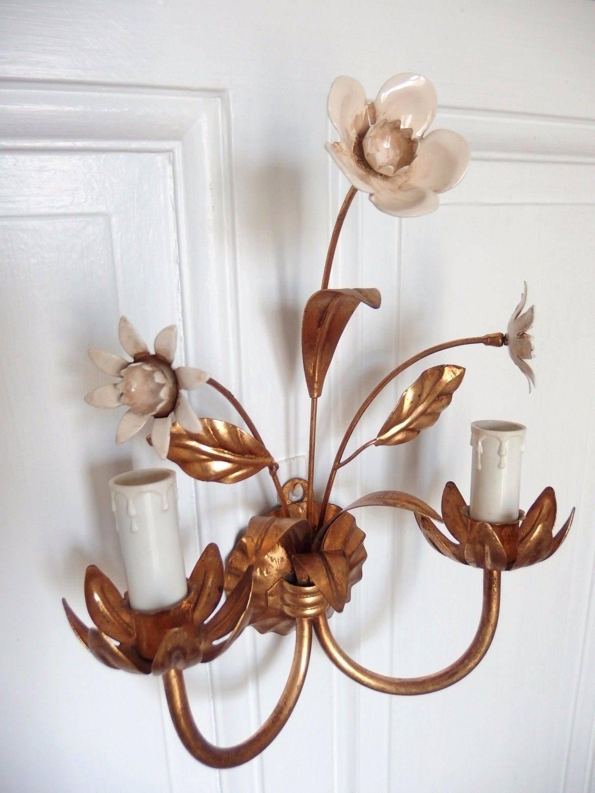 Applique avec deux douilles E14 représentant un bouquet de fleurs.
Structure dorée à la couleur du cuivre.
Belle patine.
Dans le style de la Maison Bagués, Paris

Mesures : Hauteur 33 cm.