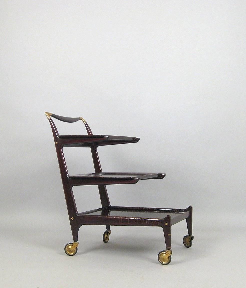 Organic trolley from the 1950s, Italian design by Cesare Lacca for Cassina. Organically designed, mahogany finish, equipped with two loose glass-filled trays, brass mountings. Made in Italy. Measures: B. 82cm, H. 88cm, T. 55.5cm.
Beautiful original