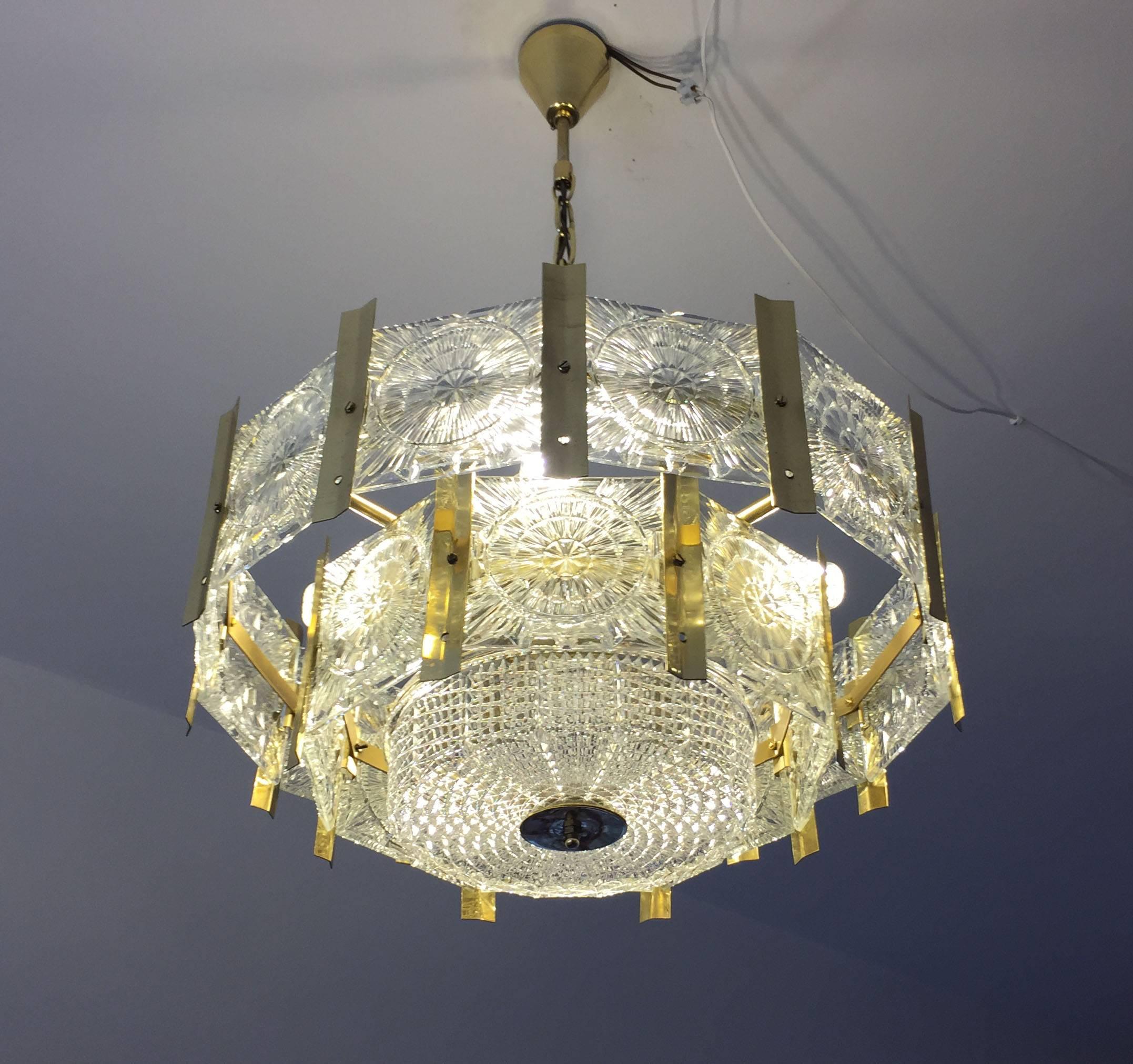 Ottone Bellissimo lampadario in ottone di metà secolo in vendita