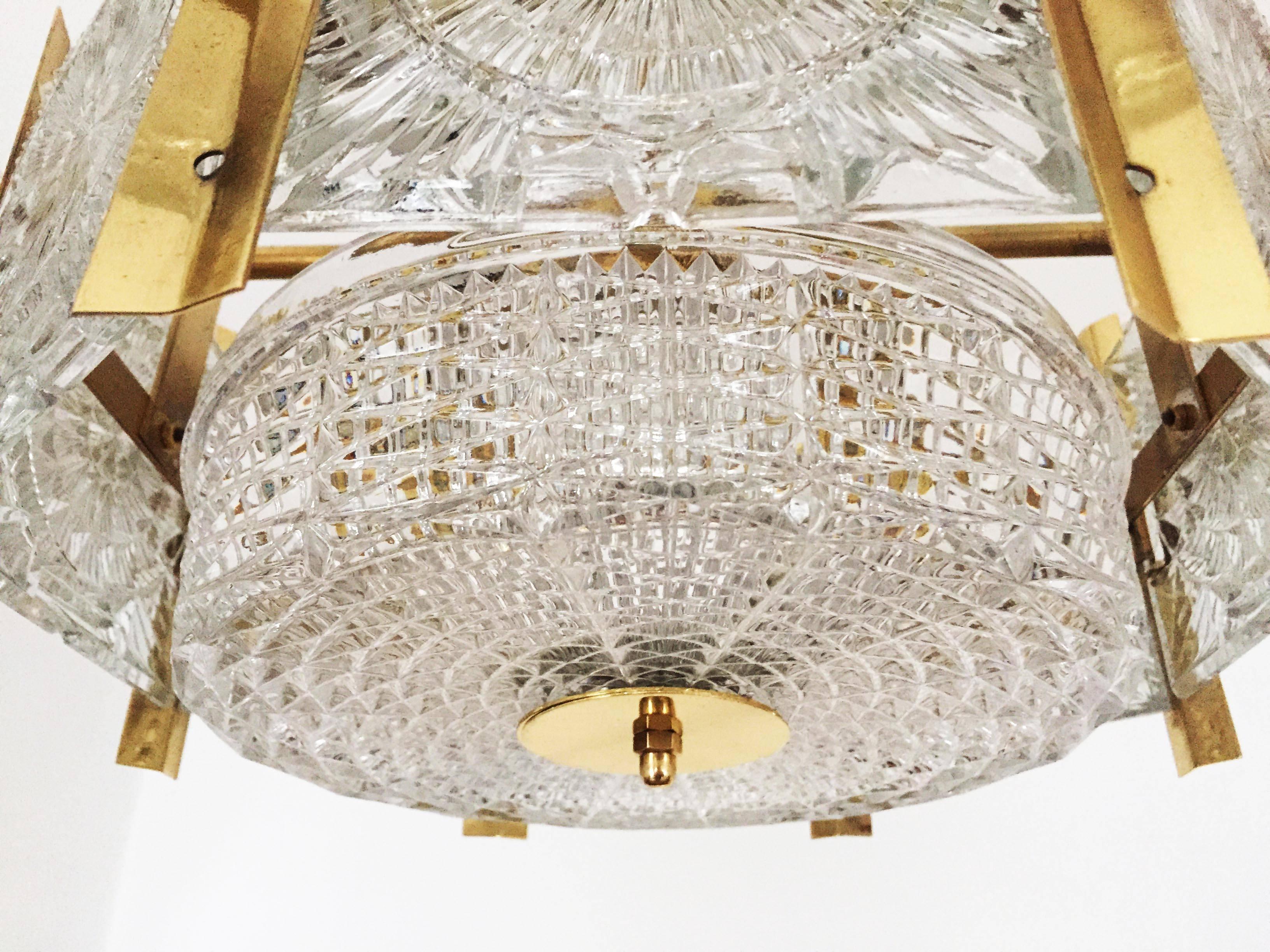 Bellissimo lampadario in ottone di metà secolo in vendita 2