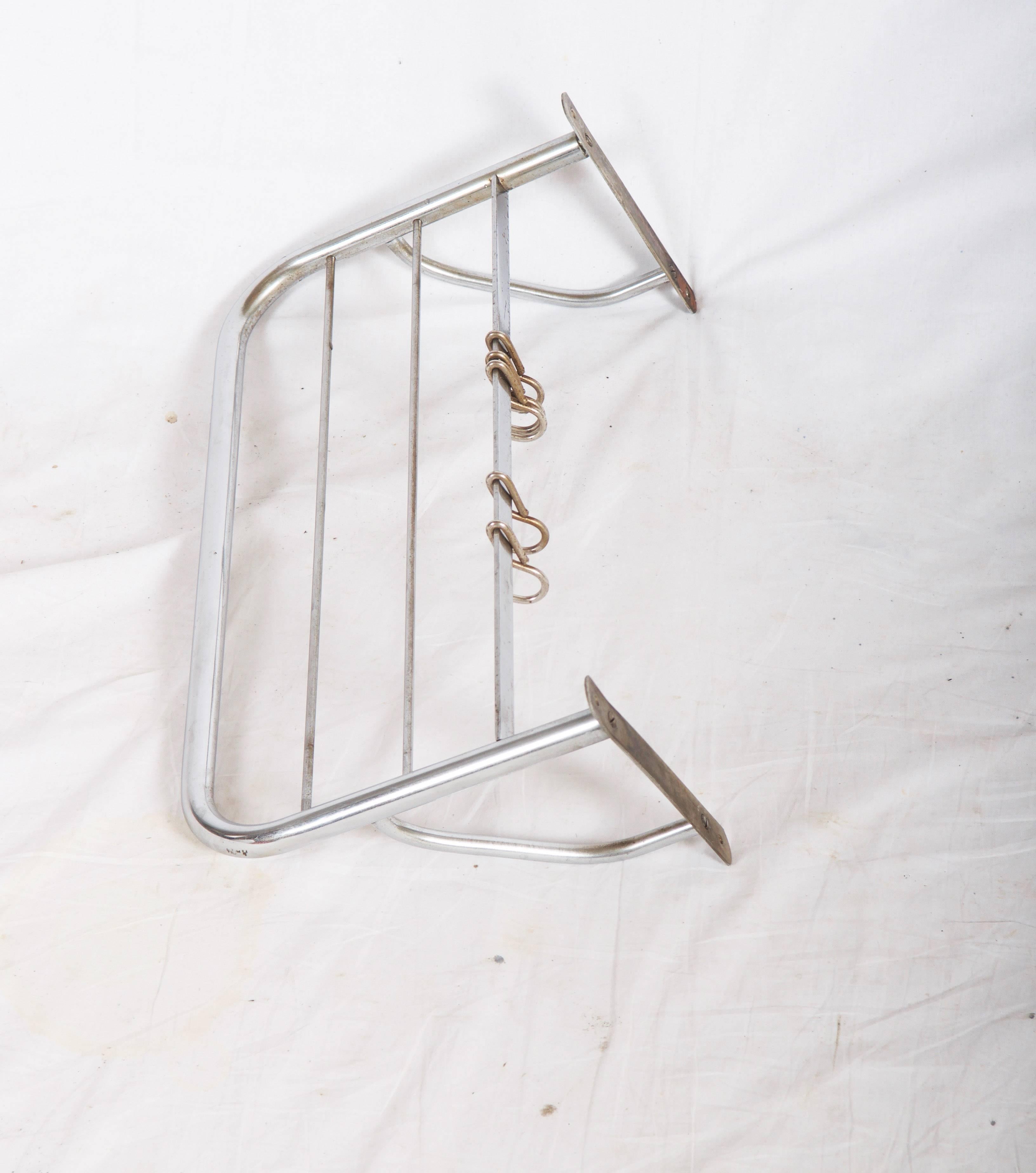 Steel chromed with five hangers and hut shelf.
Up to three available.