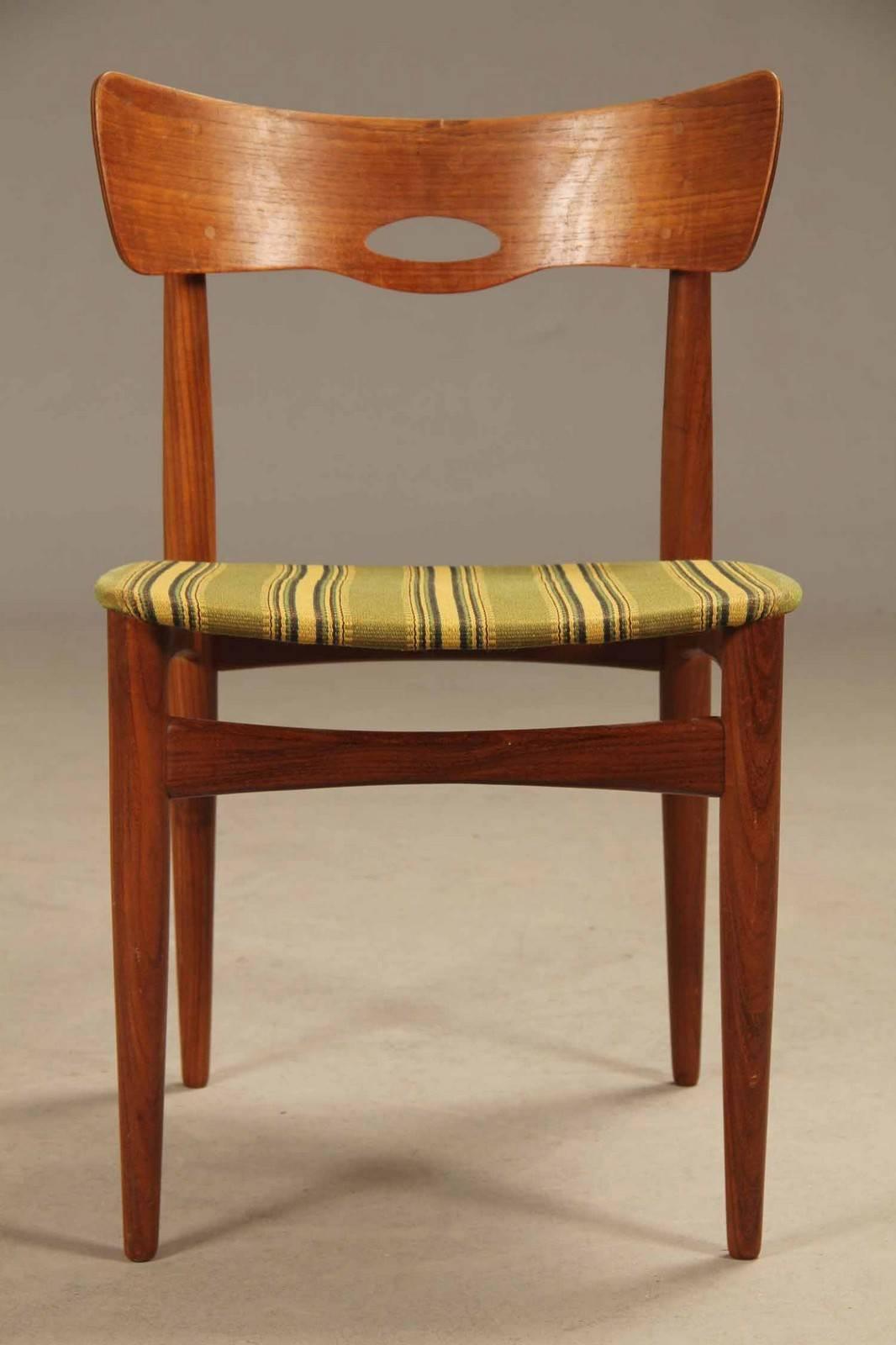 Vintage-Design-Stühle aus den 1960er Jahren:: hergestellt von Bramin in Dänemark. Wunderschön geformte Rückenlehne mit kleinen Kupferdetails. Der Zustand ist dem Alter entsprechend gut:: siehe die Detailfotos. 
Neupolsterung oder Holzrestaurierung
