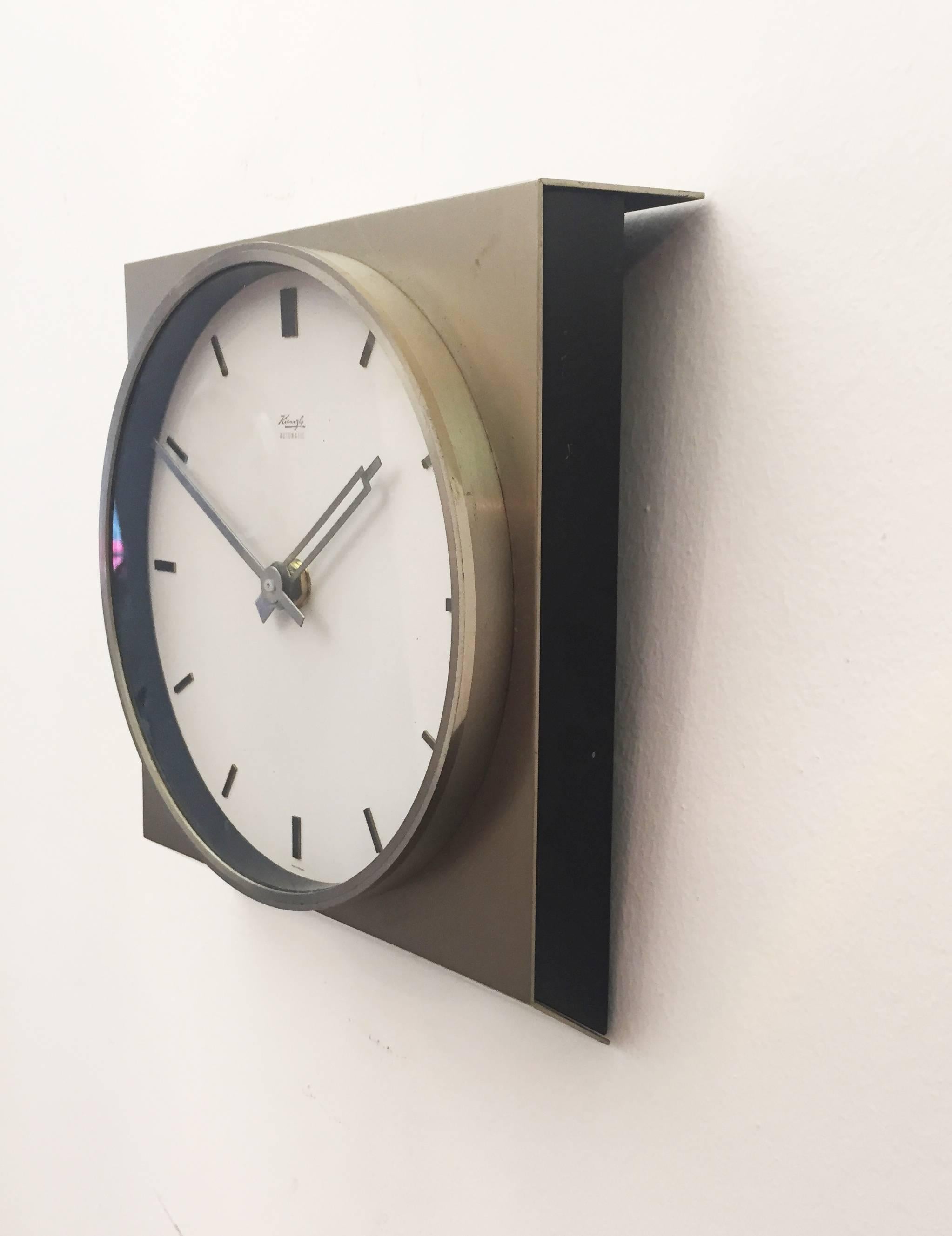Steel construction with white painted clock face from the early 1960s.
Fitted with AAA-battery movement.
