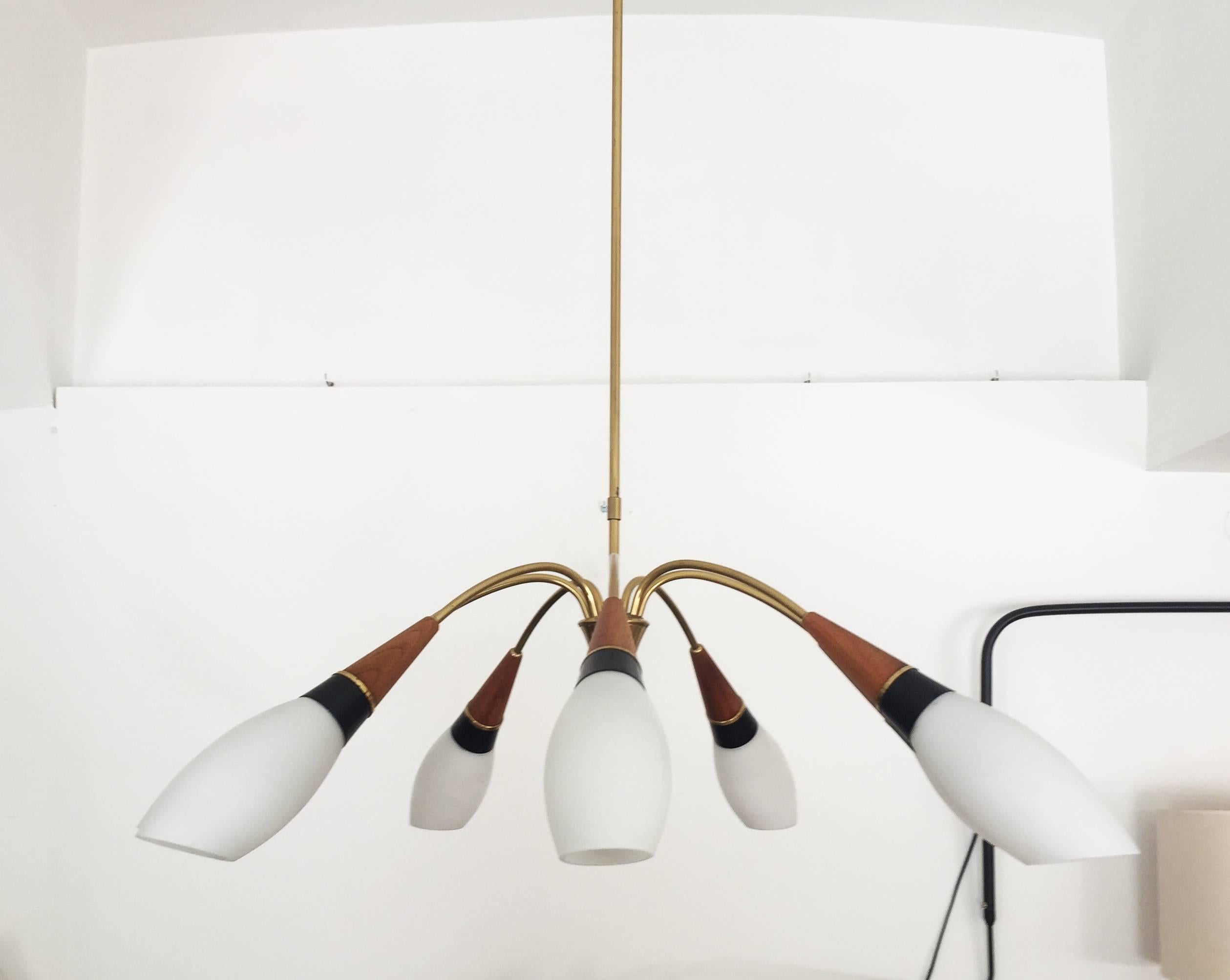 Austriaco Grande lampadario in ottone di Rupert Nikoll in vendita