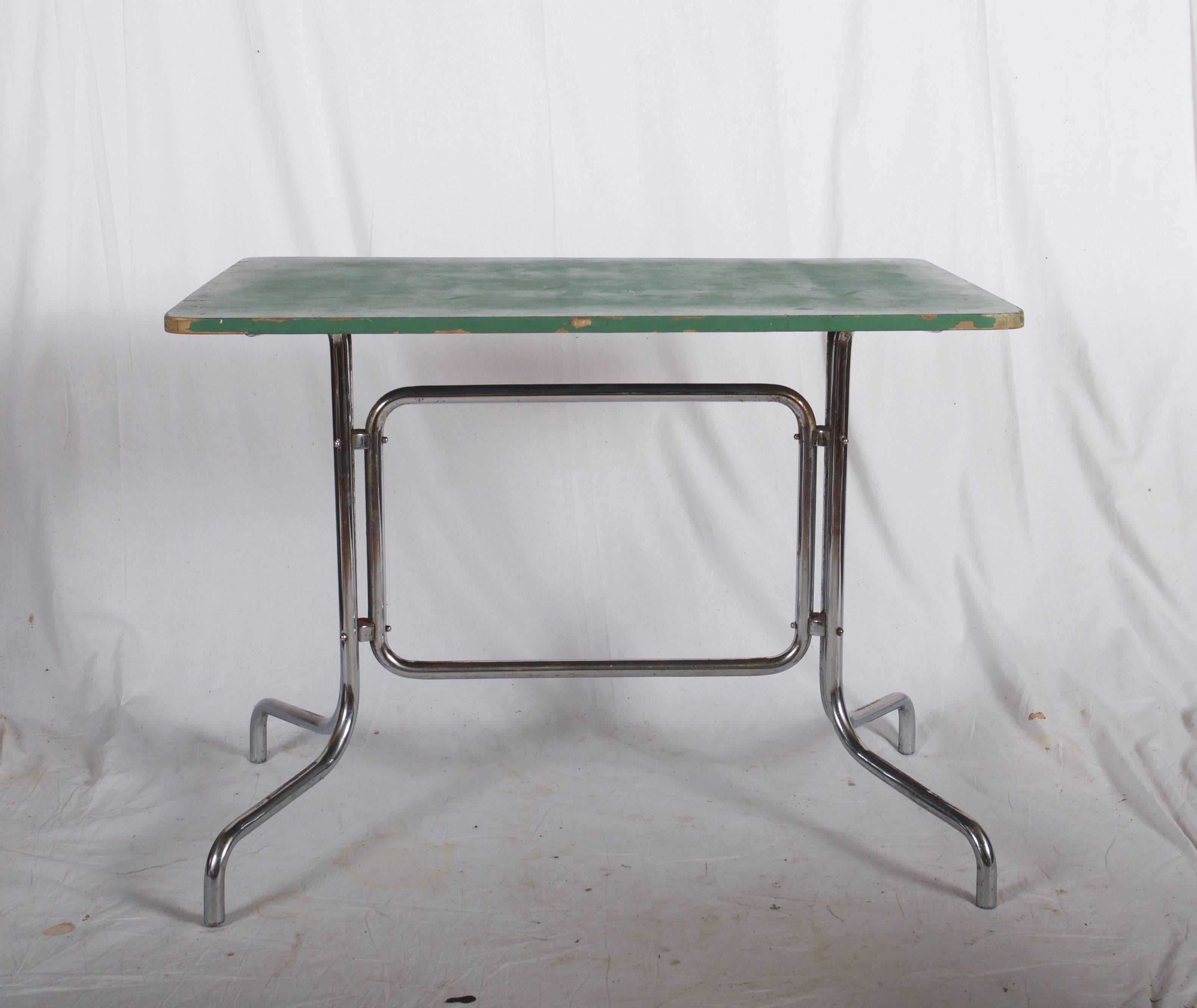 Steel tube construction chromed with wooden tabletop blue or green painted, designed in the 1930s by Marcel Breuer for Mücke & Melder.
Very good original condition with some surface rust and paint abrasion. Mücke Melder plaquette on the corner.