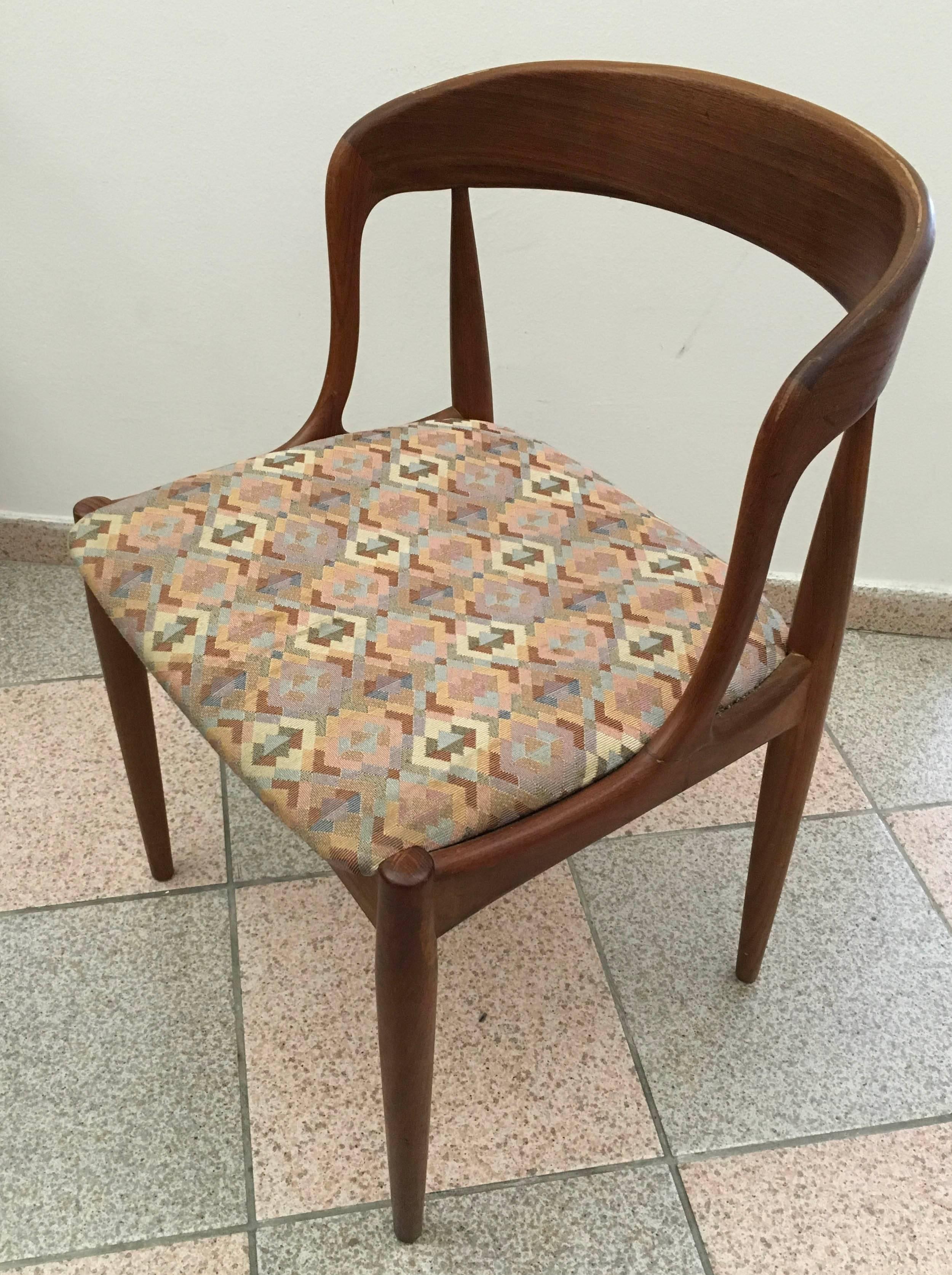 Four teak dining chairs by Johannes Andersen made in Denmark in the early 1960s.
New upholstery possible on request for 200usd/set + costs of the fabric.