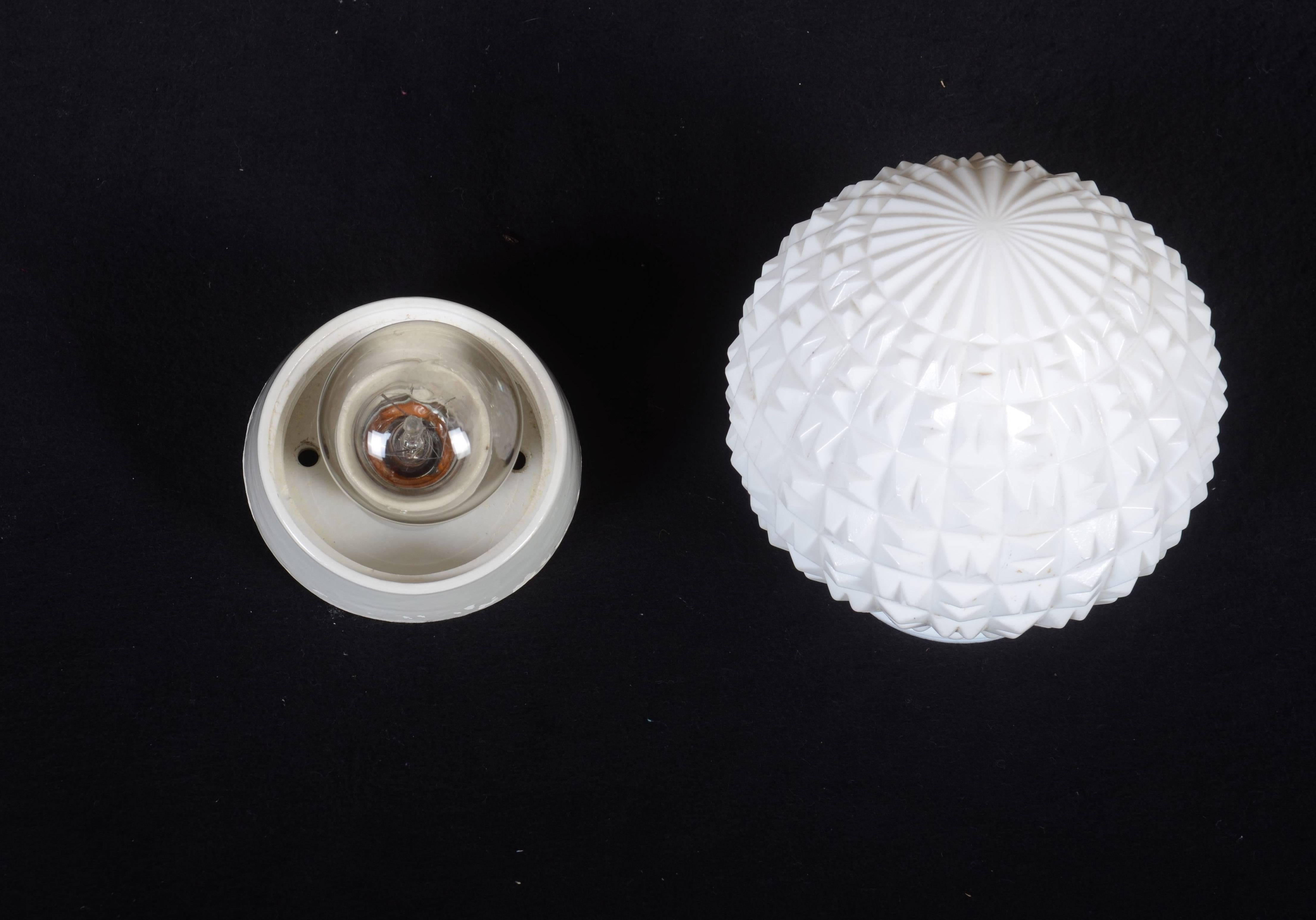 Empotrable de cristal opalino de mediados de siglo Checo en venta