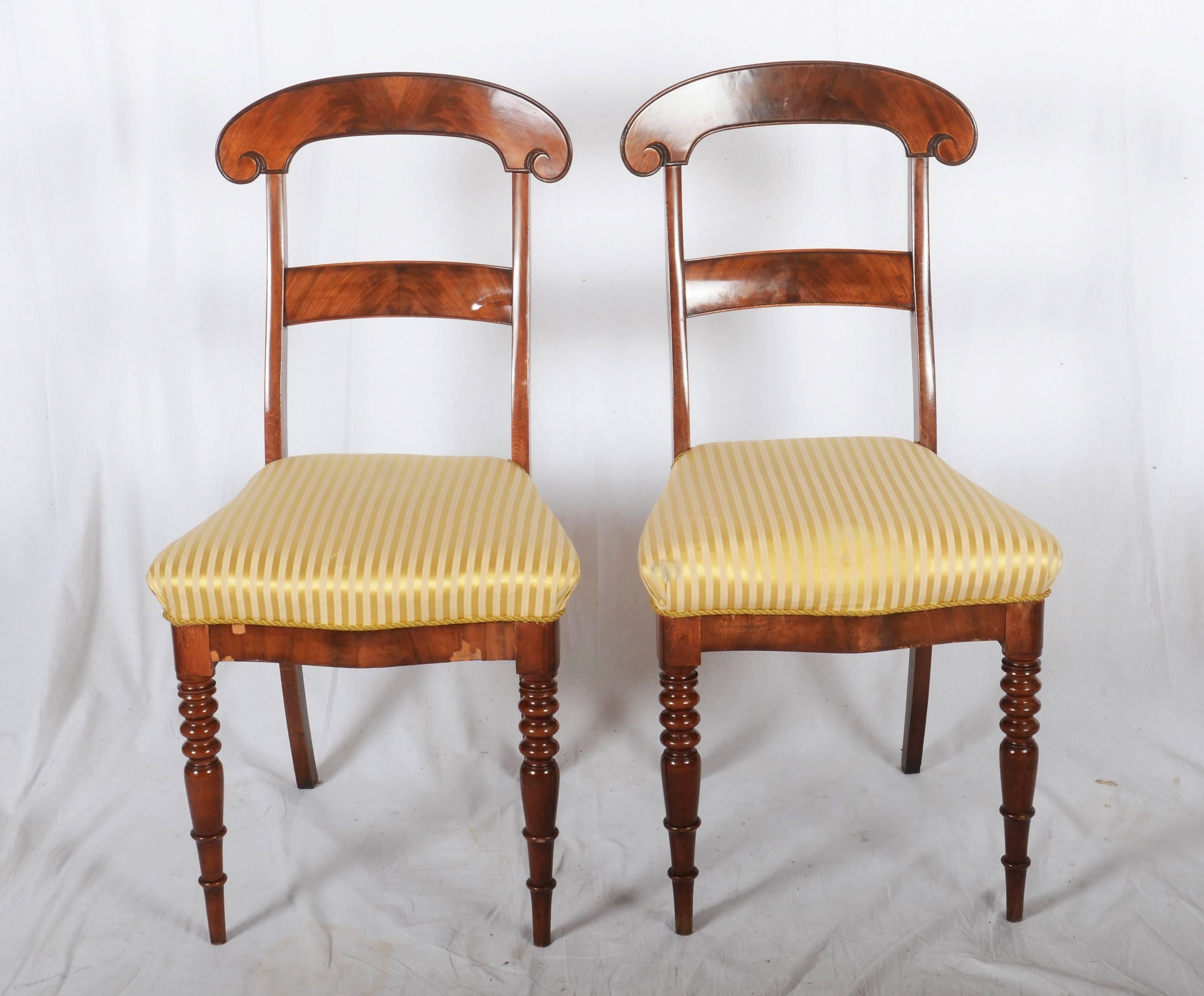 Paar Stühle aus Nussbaumholz in Form von 1850 im Angebot 1