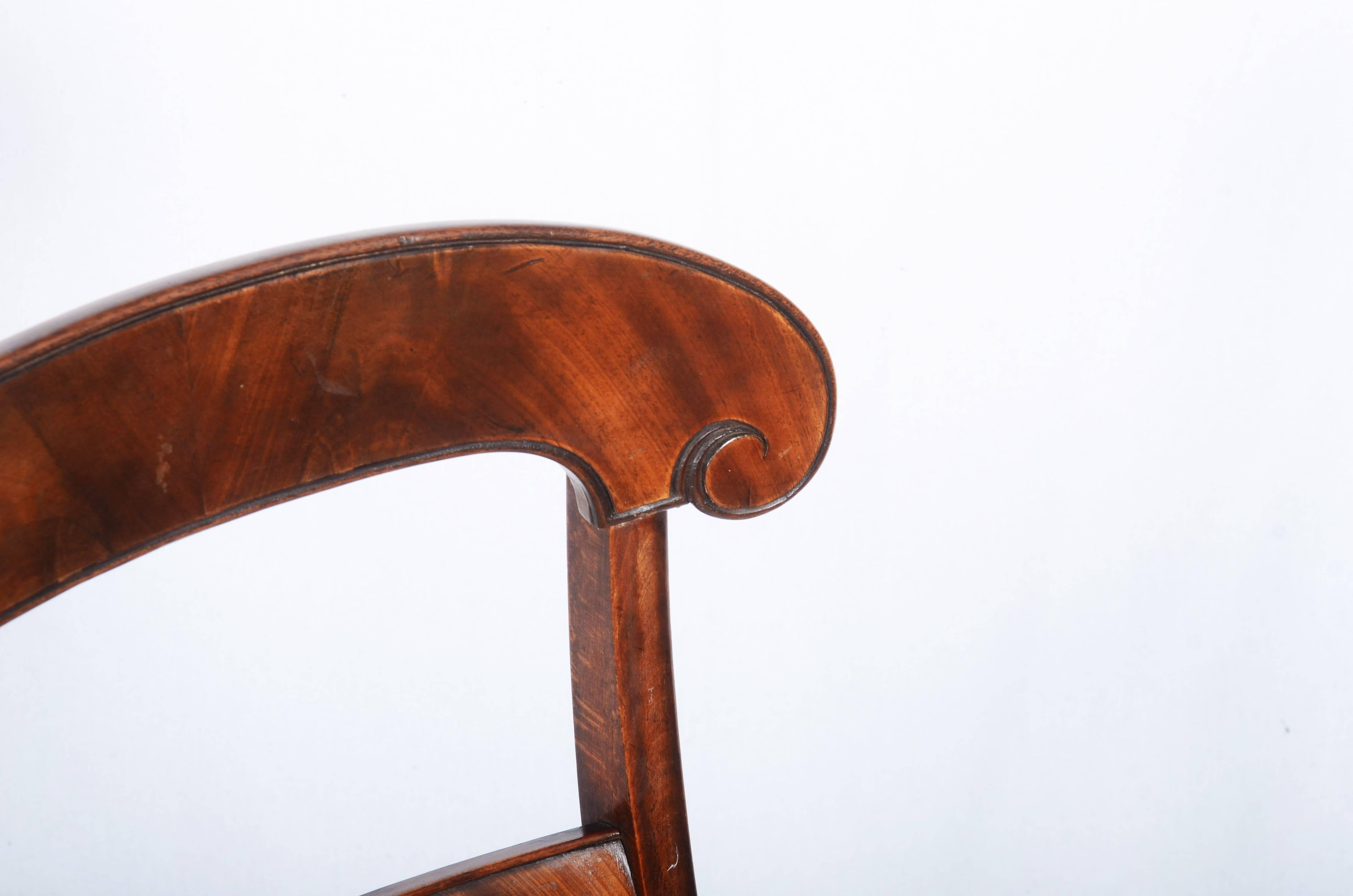 Paar Stühle aus Nussbaumholz in Form von 1850 (Französisch) im Angebot