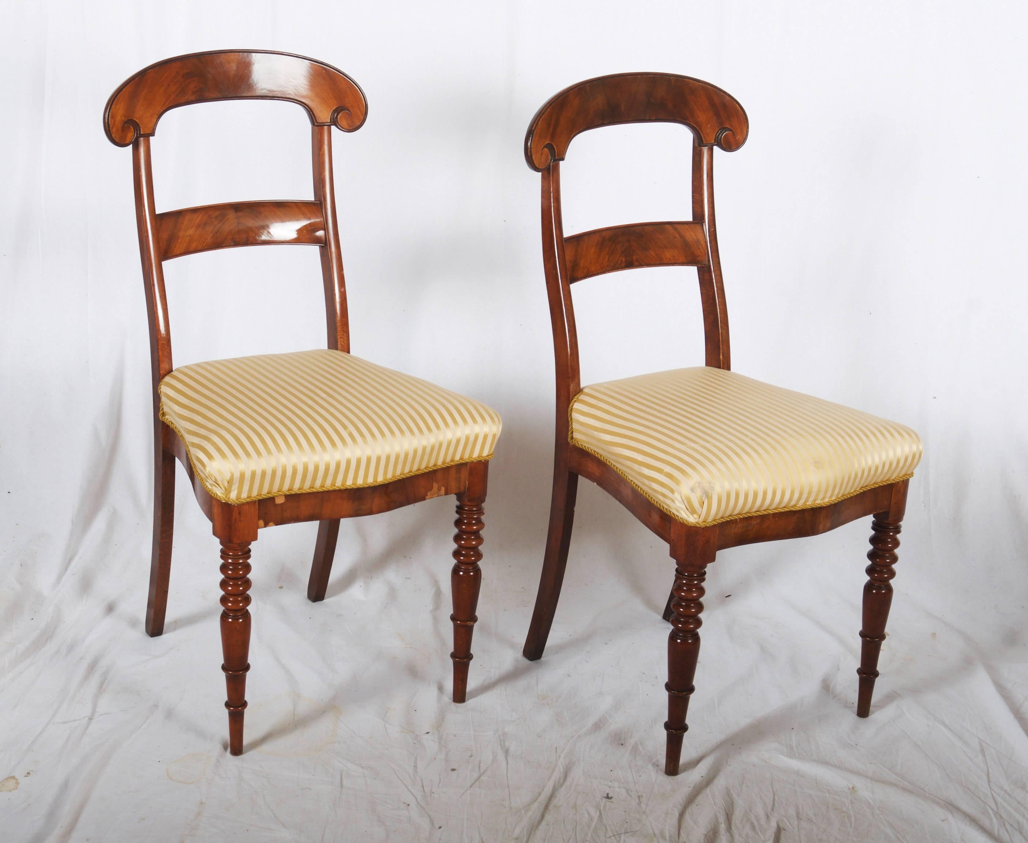 Paar Stühle aus Nussbaumholz in Form von 1850 im Zustand „Gut“ im Angebot in Vienna, AT