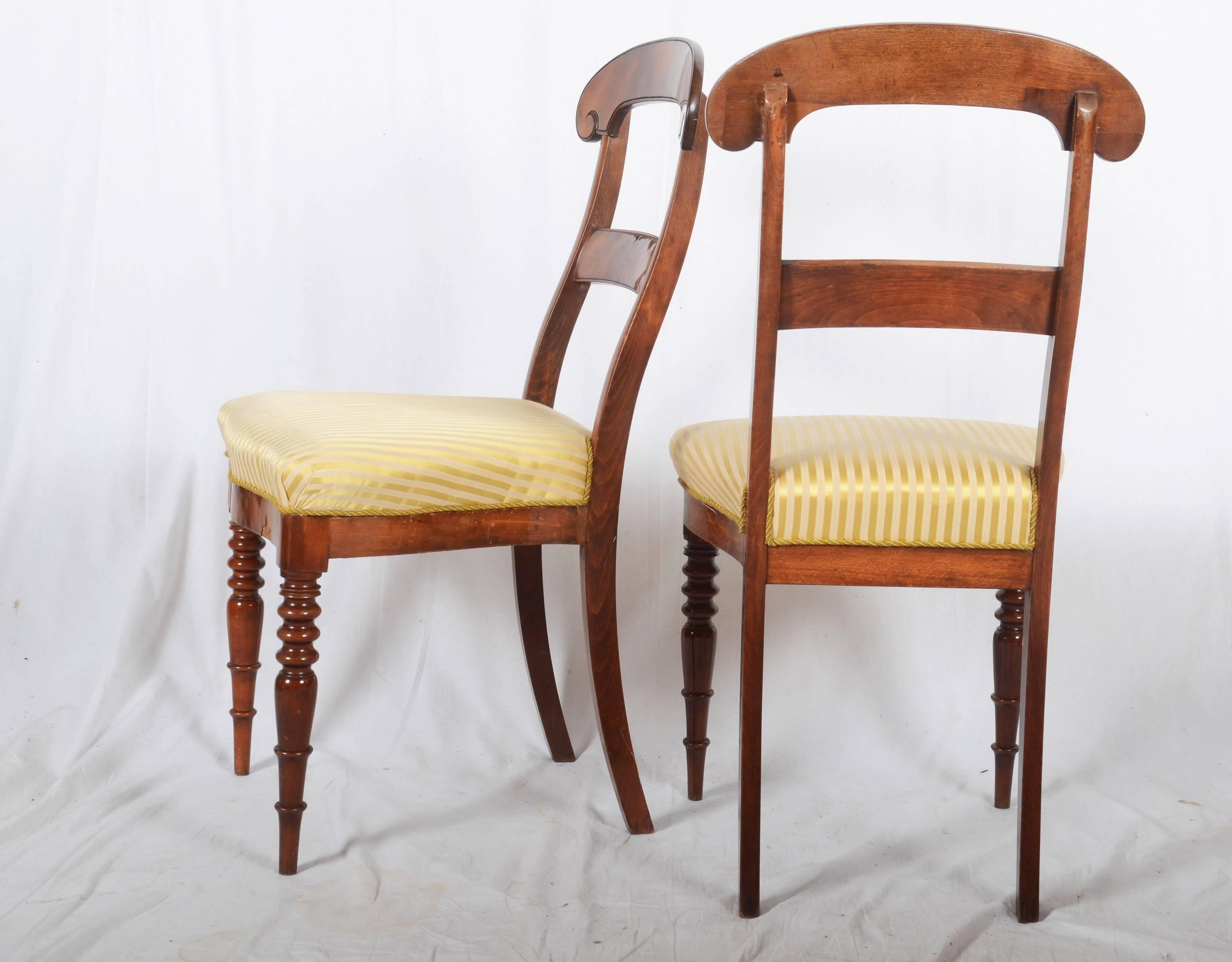 Paar Stühle aus Nussbaumholz in Form von 1850 im Angebot 2