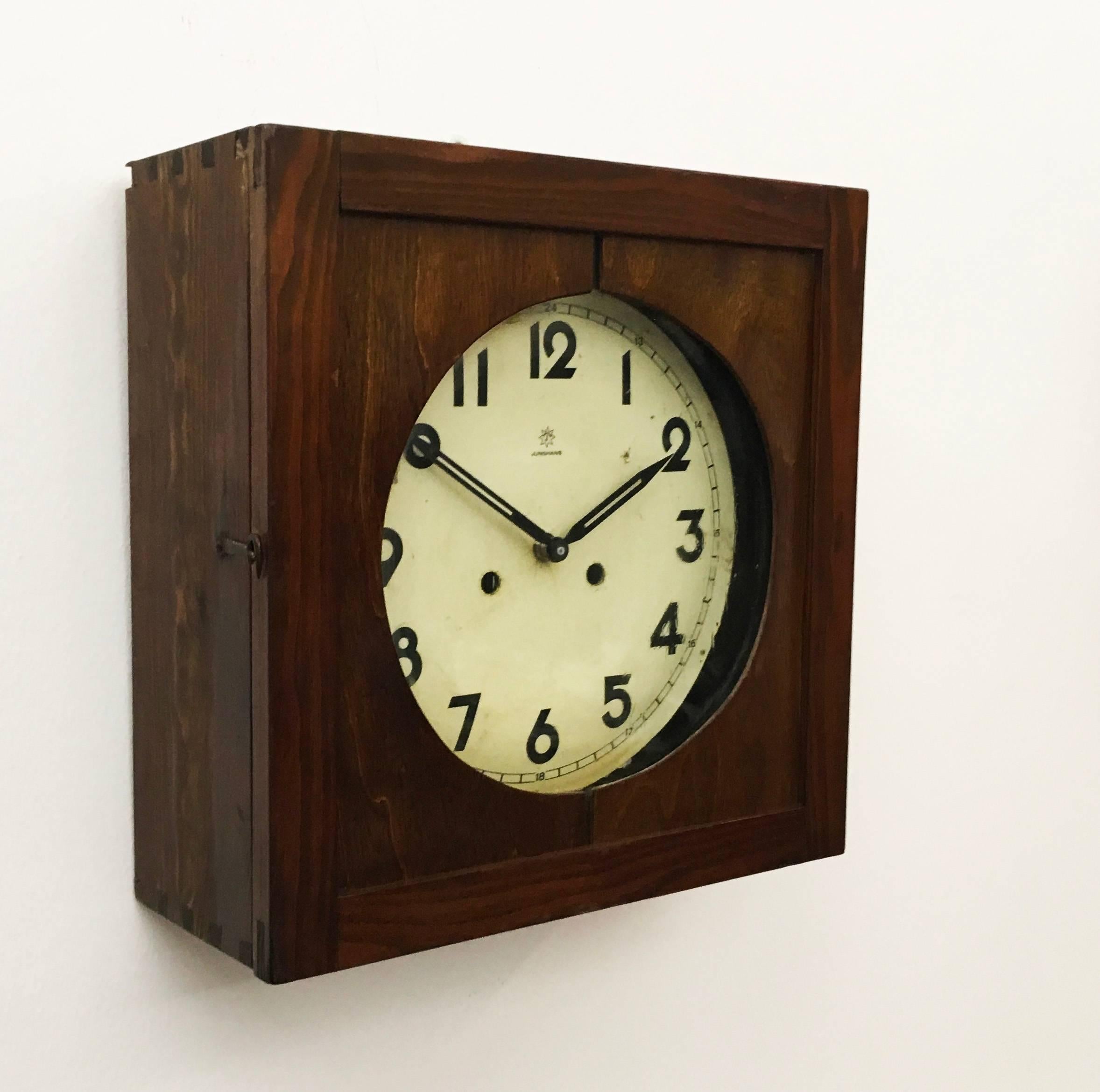 Boîte en bois, cadran de l'horloge avec chiffres arabes, mouvement à pile neuf restauré.