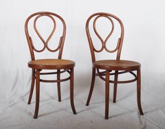 Ensemble de quatre chaises de salle à manger en bois cintré attribuées à Thonet