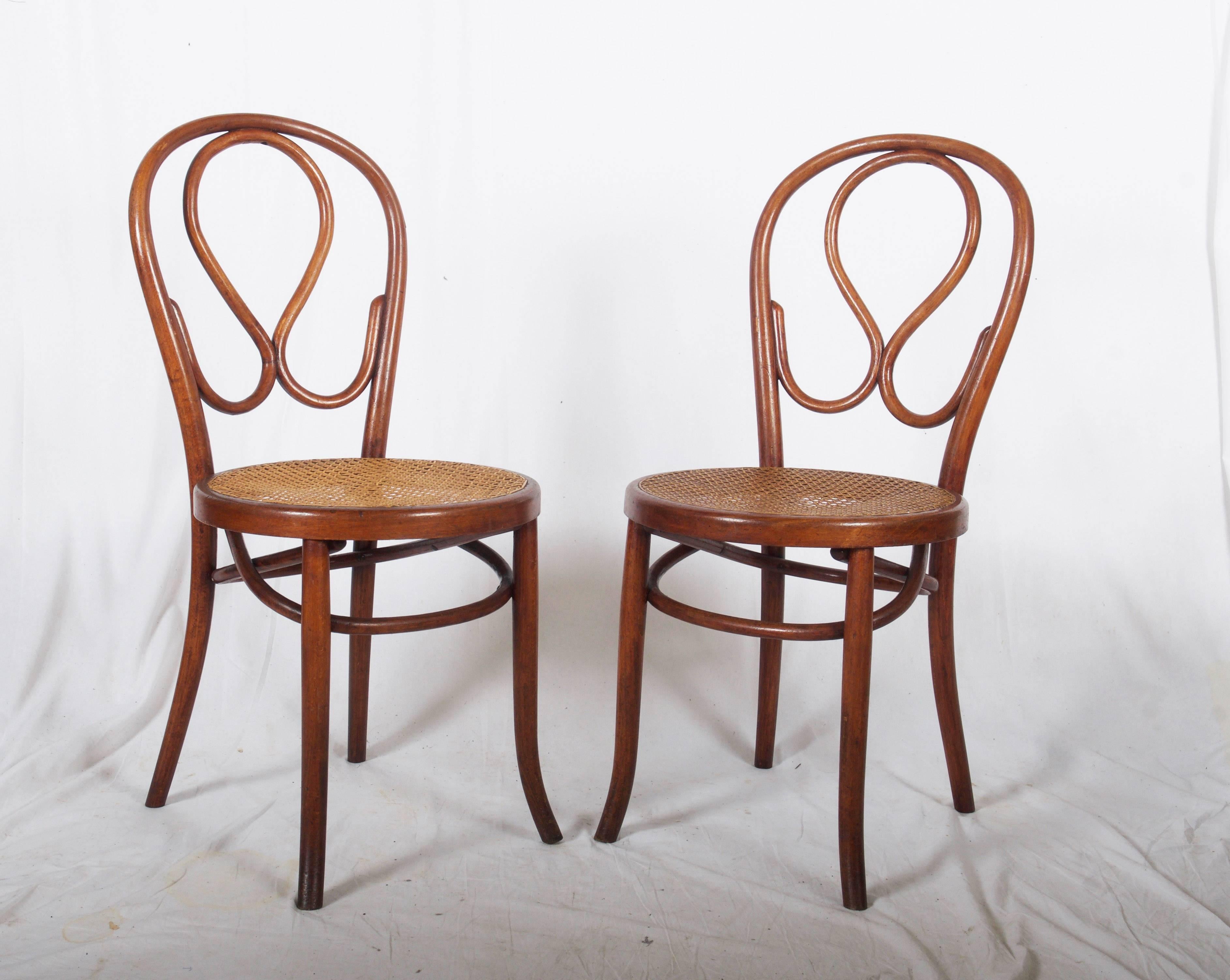 Sécession viennoise Ensemble de quatre chaises de salle à manger en bois cintré attribuées à Thonet en vente