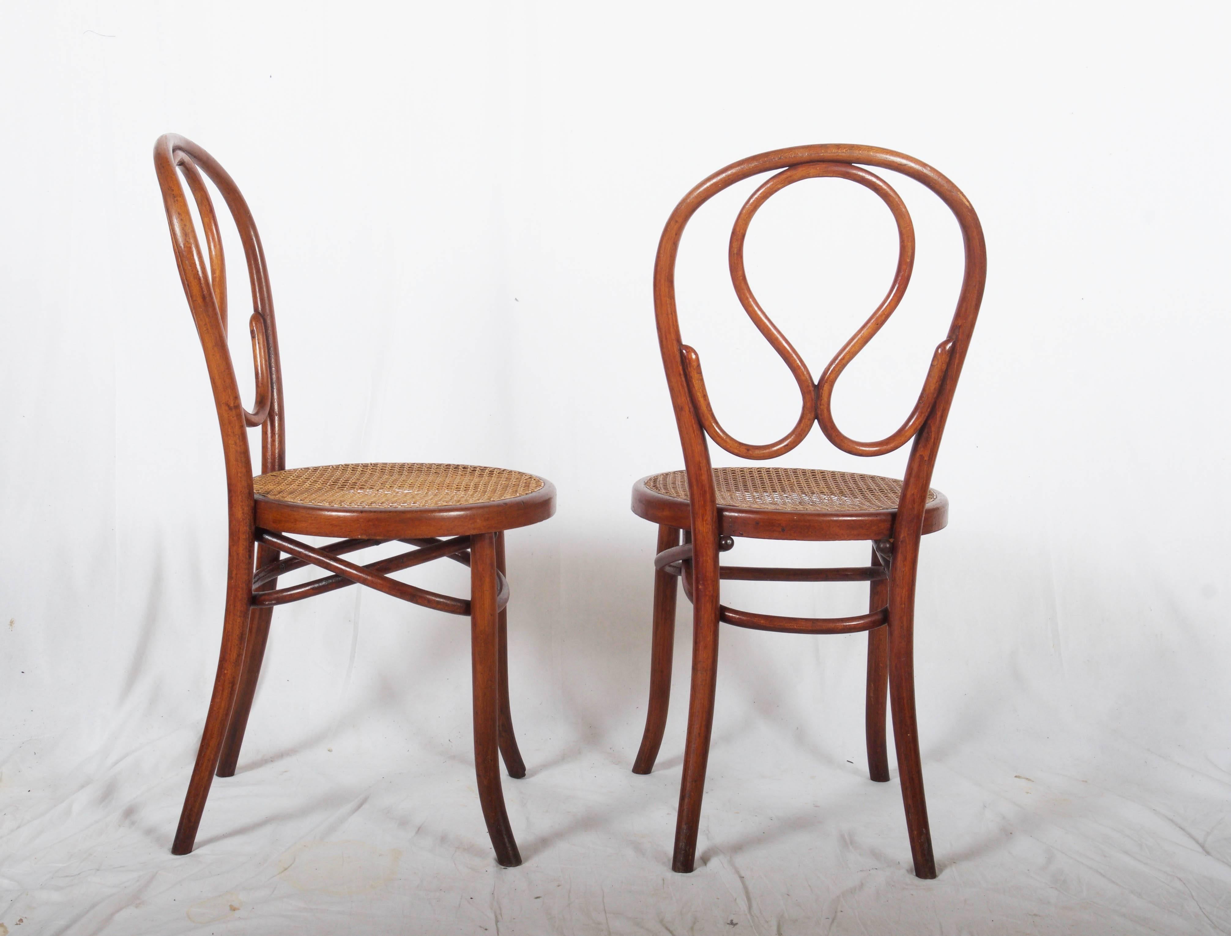 Tchèque Ensemble de quatre chaises de salle à manger en bois cintré attribuées à Thonet en vente