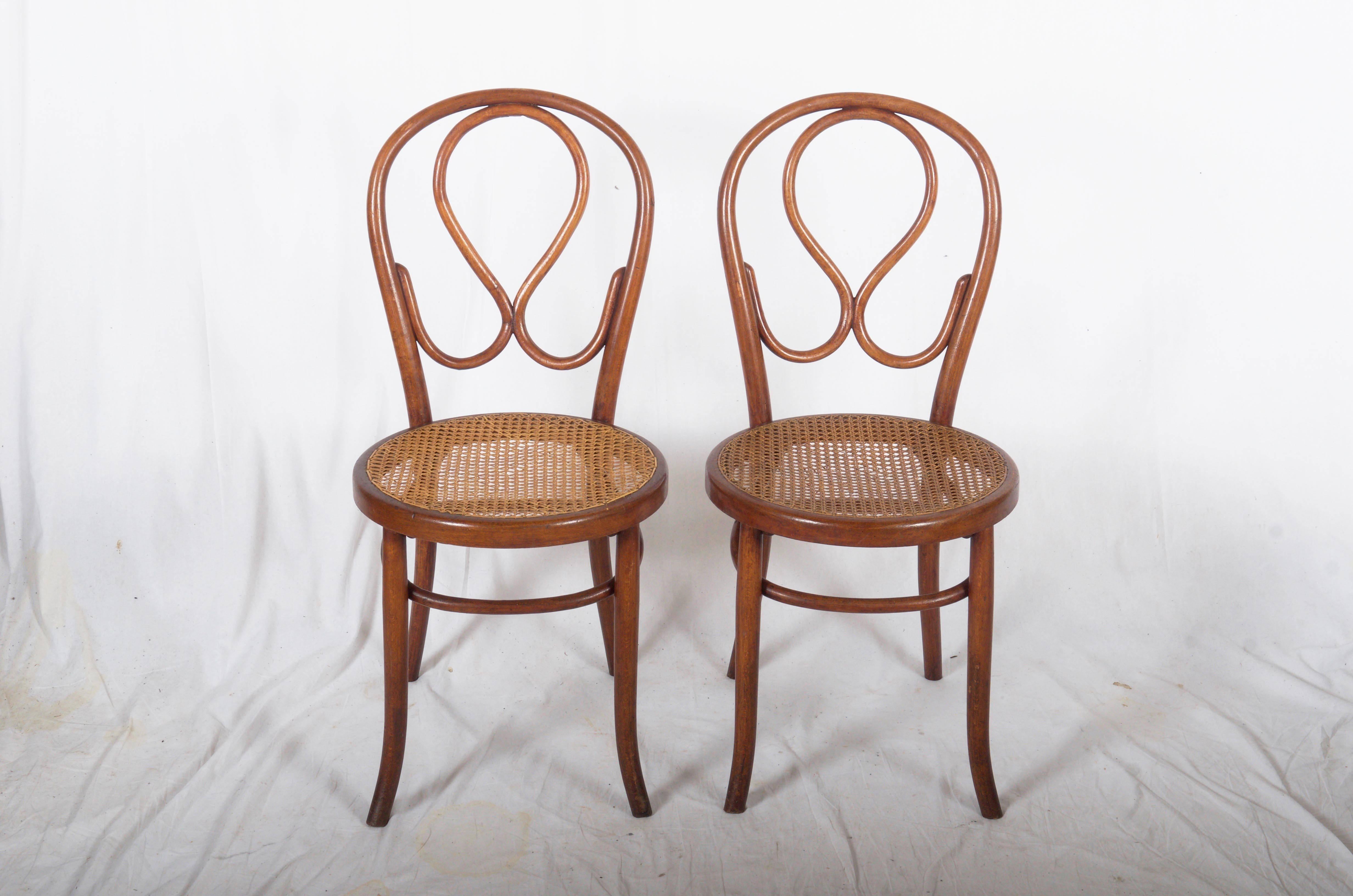 Ensemble de quatre chaises de salle à manger en bois cintré attribuées à Thonet Bon état - En vente à Vienna, AT