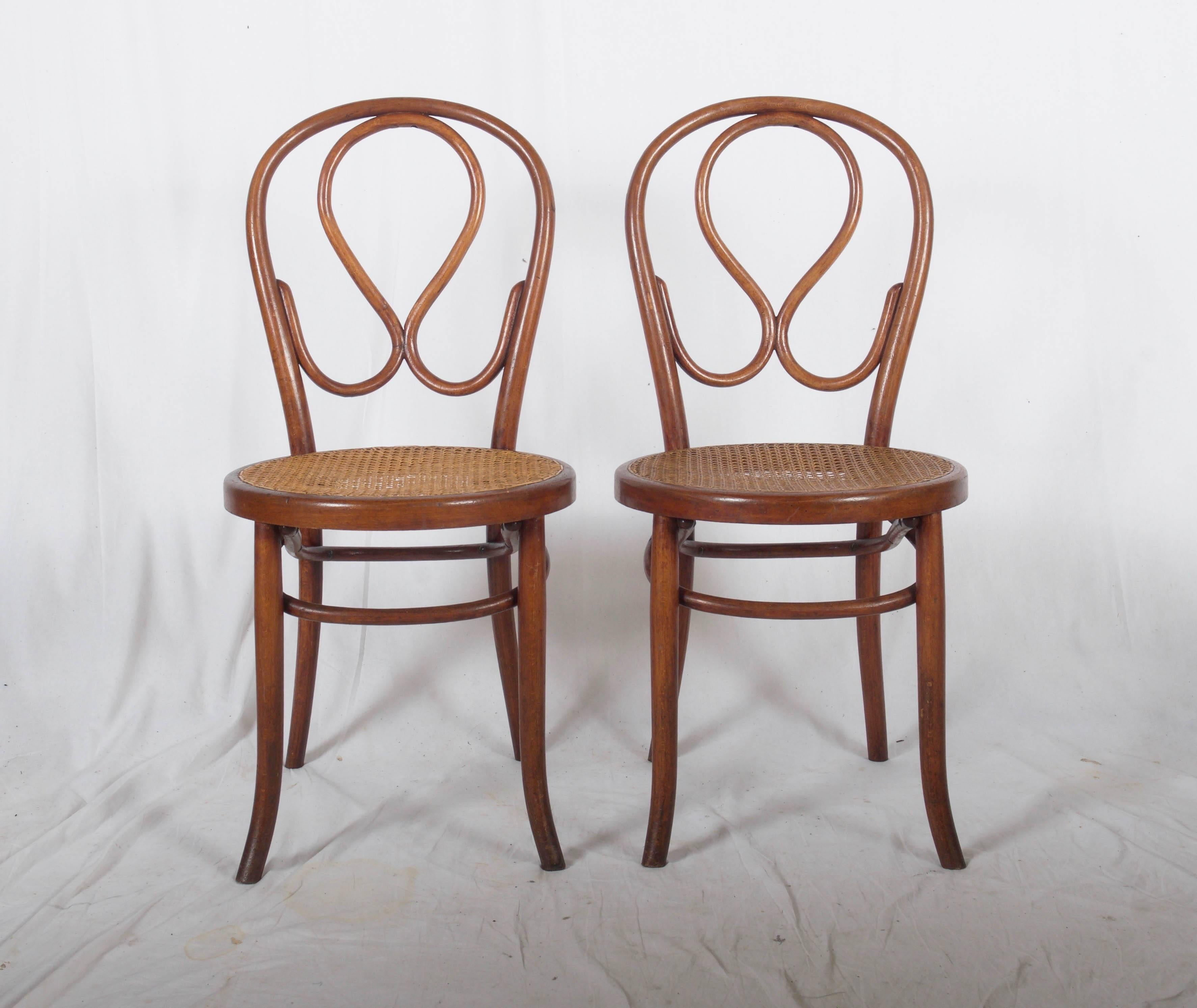 Début du 20ème siècle Ensemble de quatre chaises de salle à manger en bois cintré attribuées à Thonet en vente