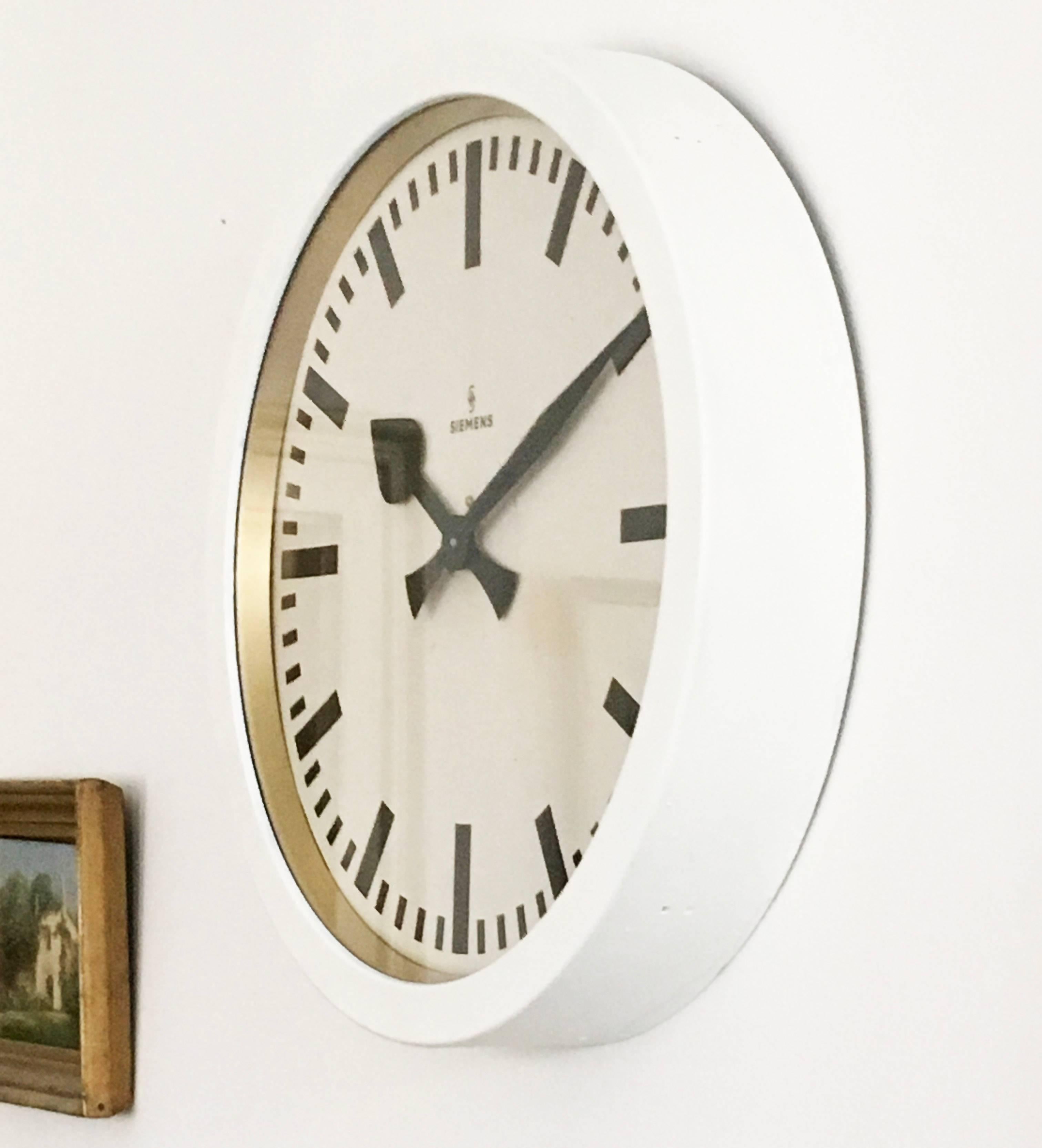 Very large station or Industrial clock from the late 1950s
The clock is in perfect condition, no major scratches, no glass scratched.
Flat glass cover, black painted figures a white embossed dish,
painted black aluminum original