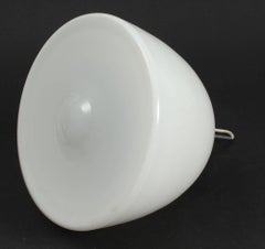 Colgante de cristal opalino de Louis Poulsen "Lámpara de campana"