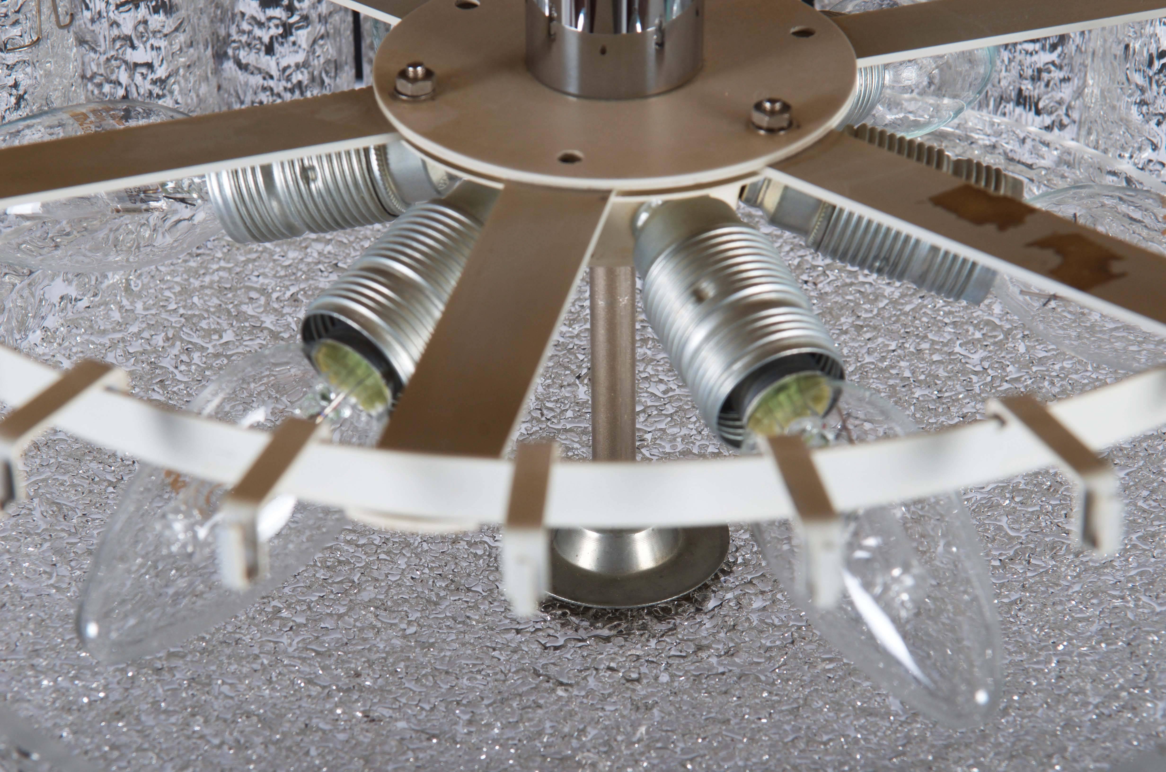 Ottone Elegante lampadario tedesco di metà secolo Doria con vetro testurizzato in vendita
