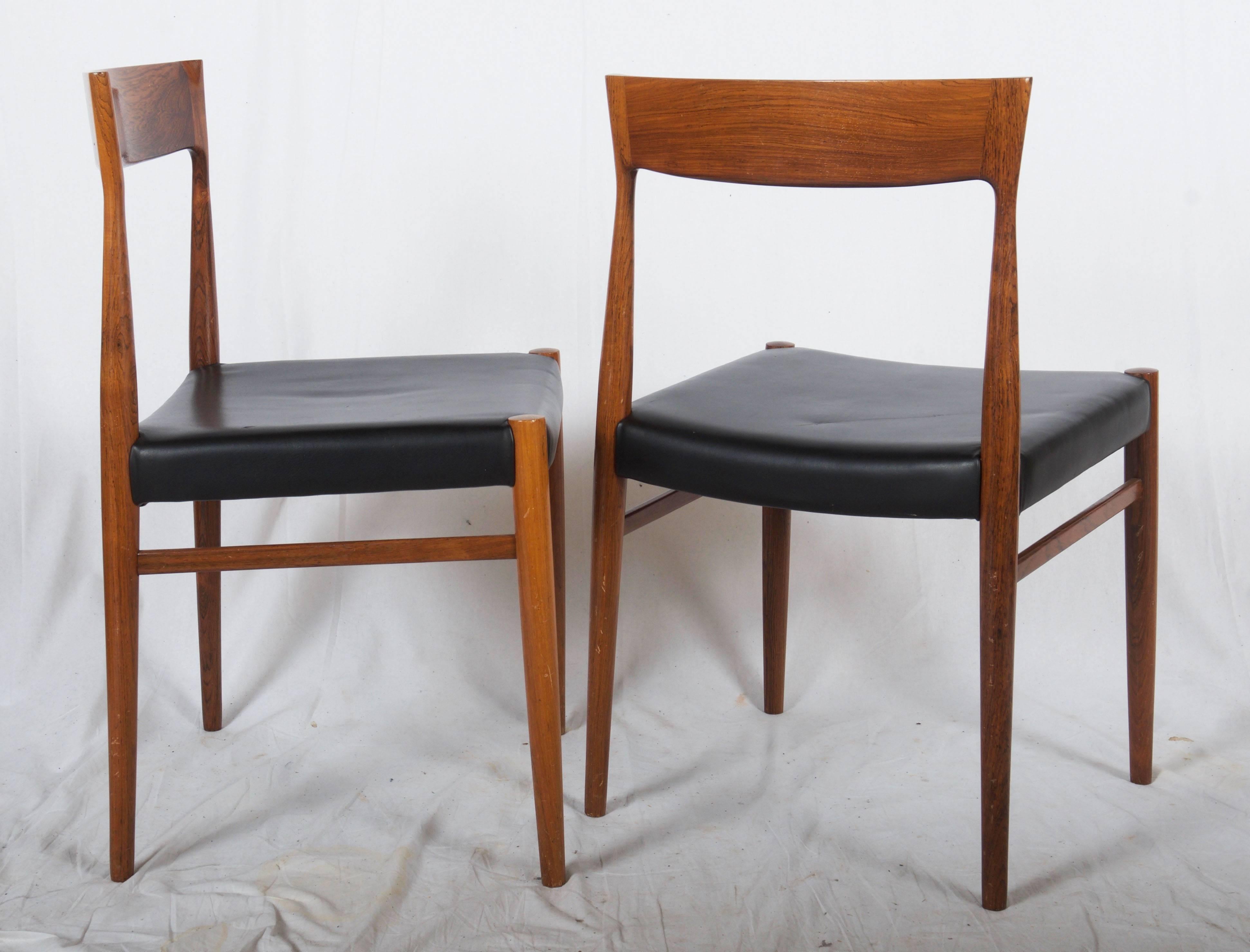 Structure en bois dur, assise recouverte de cuir synthétique, produit au Danemark dans les années 1960. La construction est similaire à celle des chaises Niels Otto Møller modèle 77. Bois en excellent état, une nouvelle sellerie est bien sûr