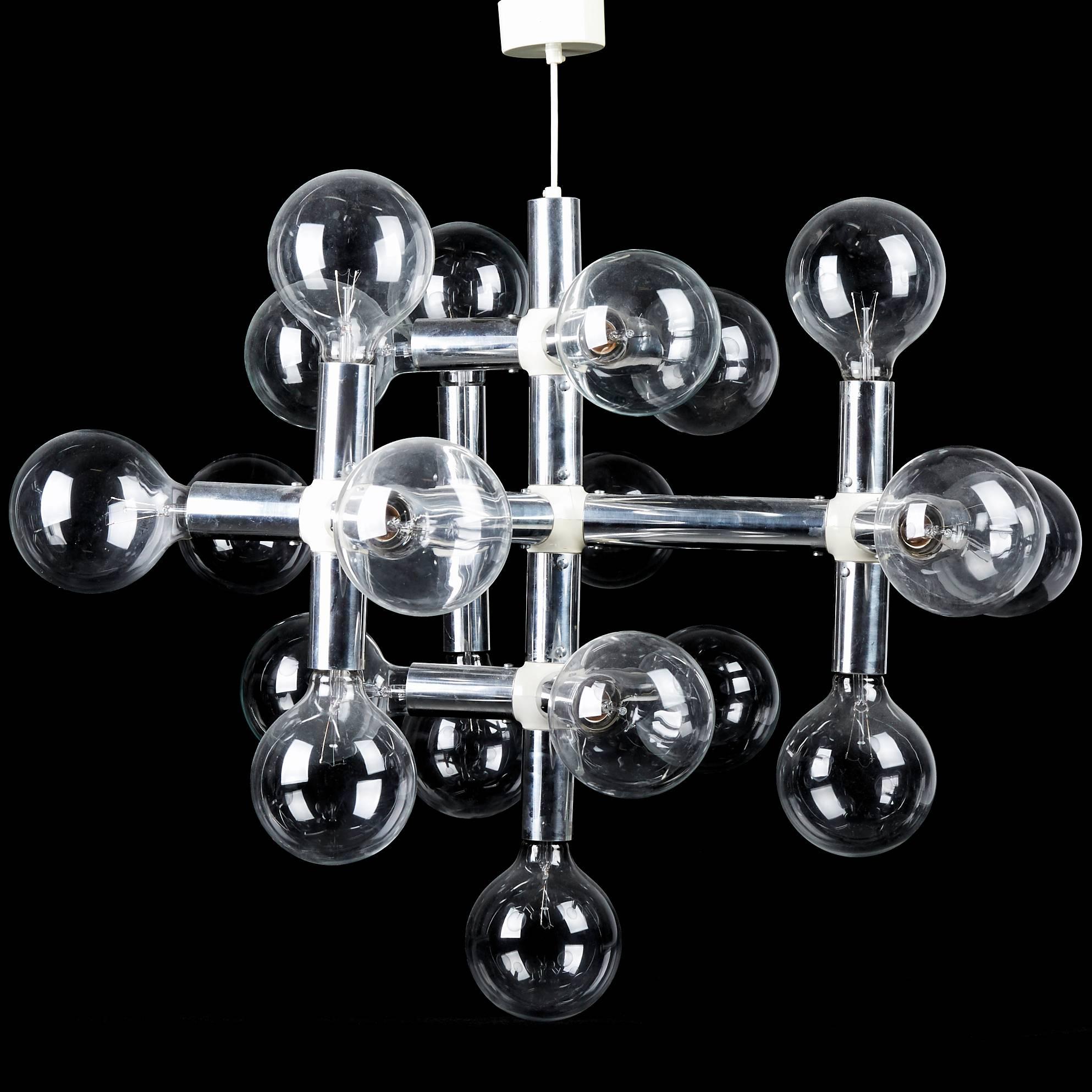 Trix and Robert Haussmann della serie C 300, prodotta da Swiss Lamps International negli anni '60, che ricorda un nucleo atomico. Alluminio color argento, connessioni in plastica bianca, lampadine a filamento originali, che possono essere sostituite