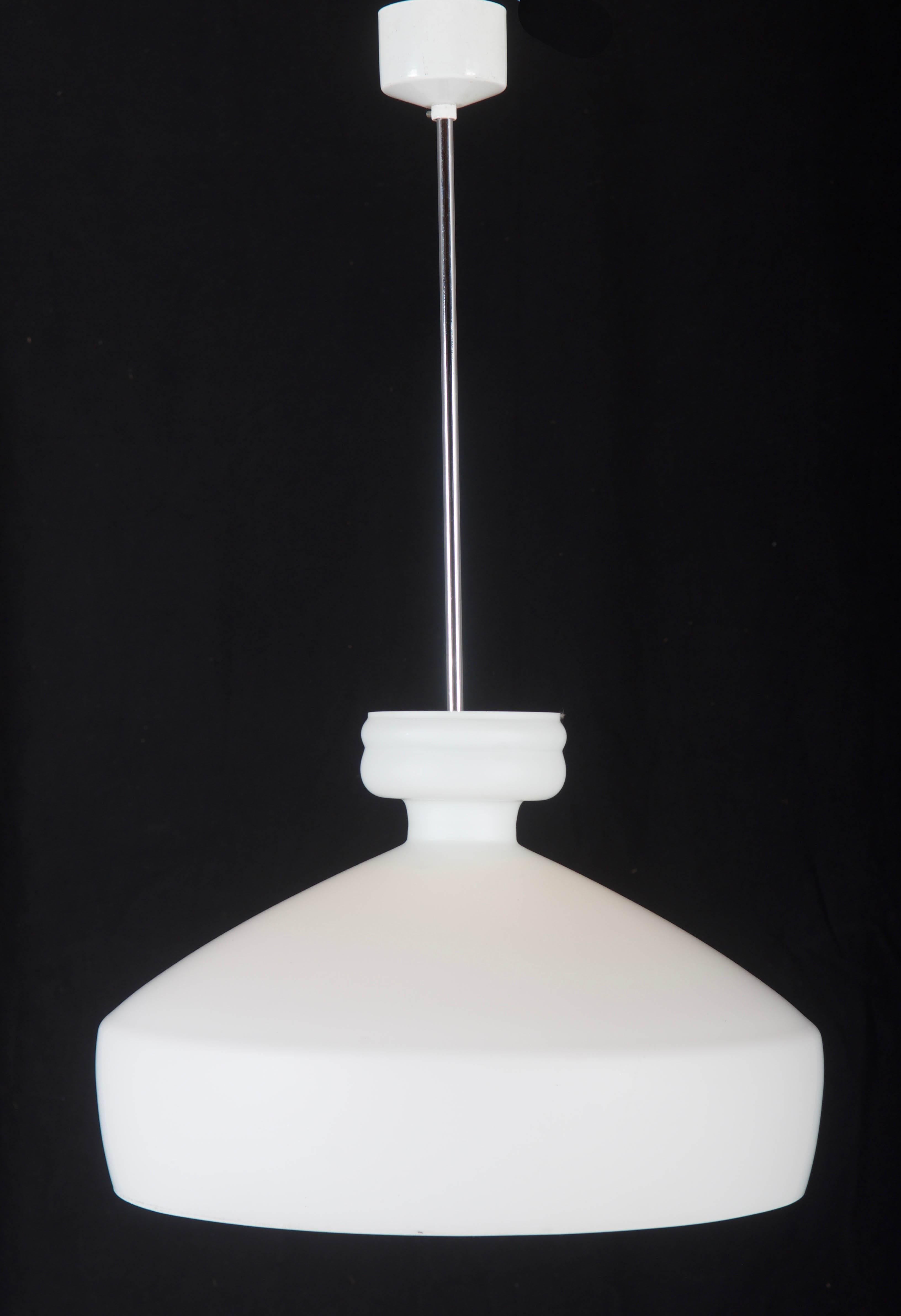 White opaline glass shade on steel chromed pendulum fitted with one E27 socket, from the 1960s.
Height of the glass only 35cm (13.77