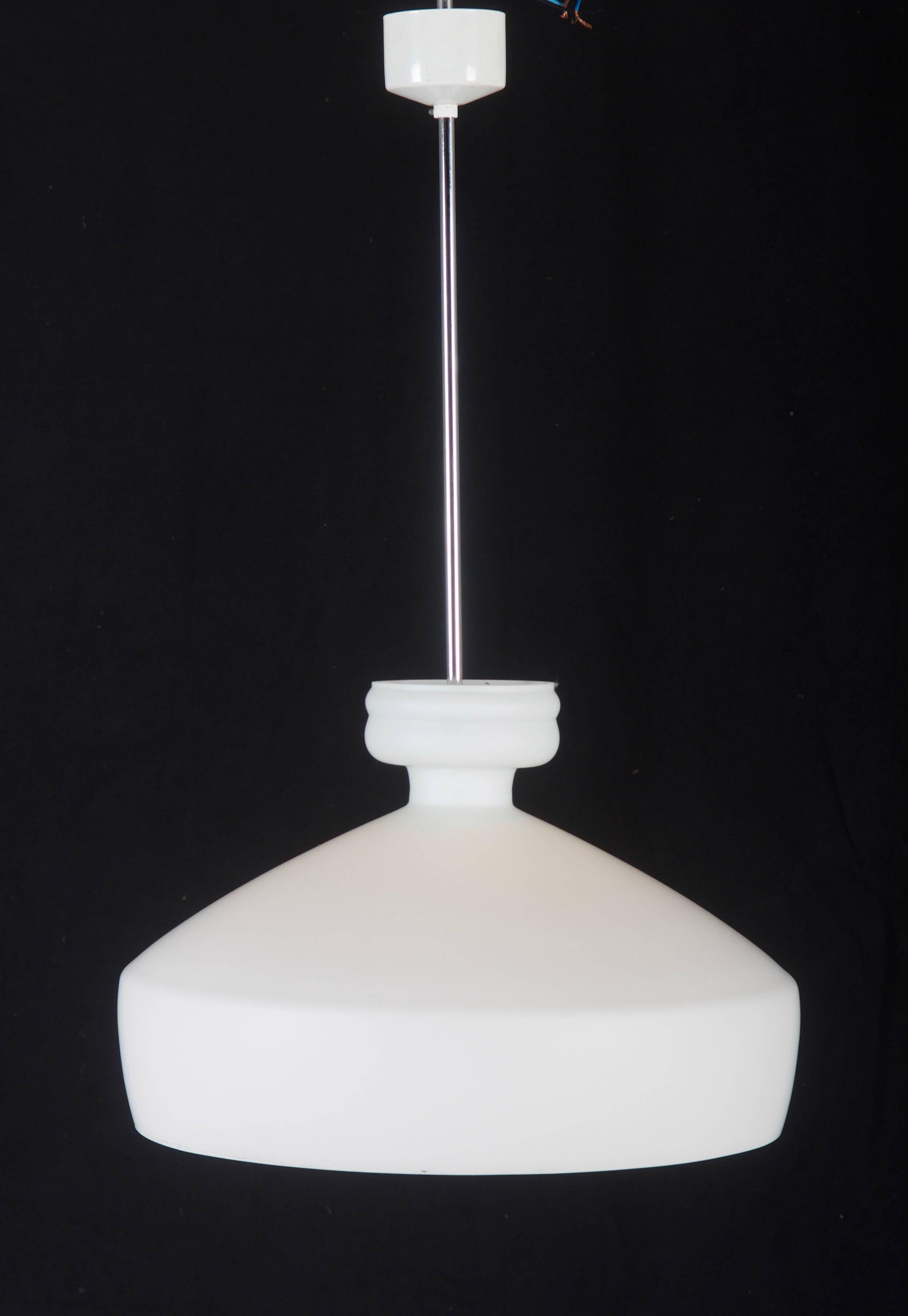 Milieu du XXe siècle Grande lampe à suspension en verre opalin en vente