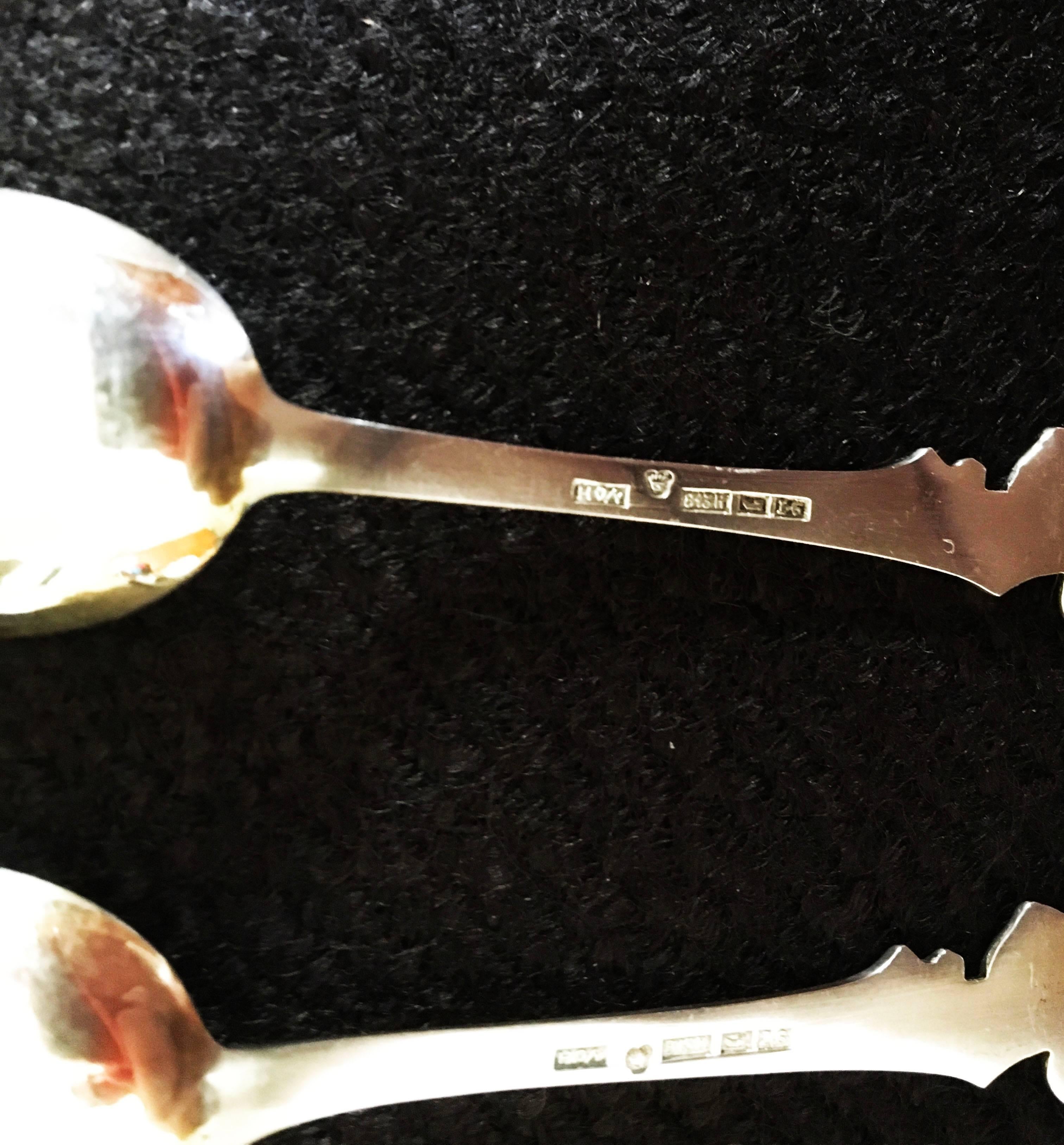 French silver 18-karat gold tea coffee spoons set 12 pieces and cake server.
The set has a fantastic foliage and flowers motif. 18-karat gold, no monograms.

Measures: 5