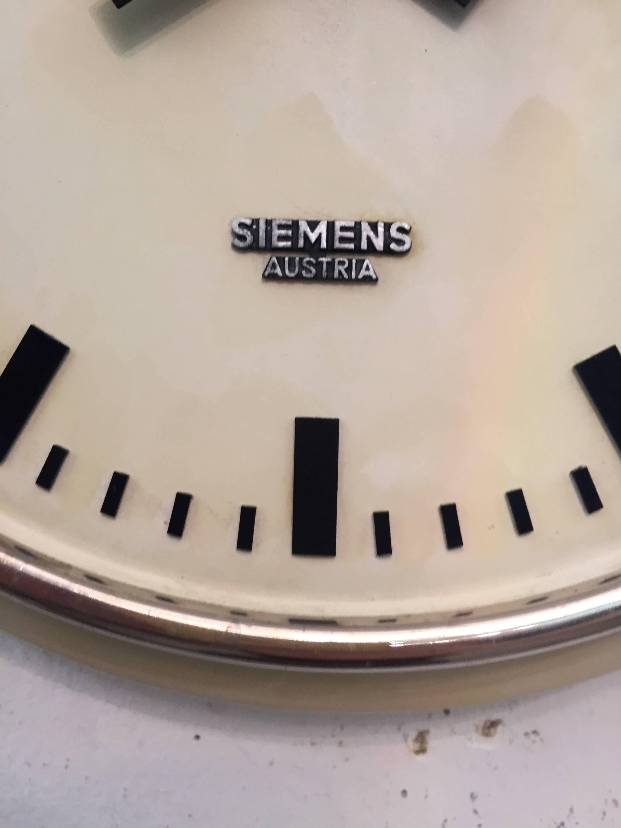 Siemens Austria Wanduhr aus Werkstatt oder Werkstatt  (Industriell) im Angebot