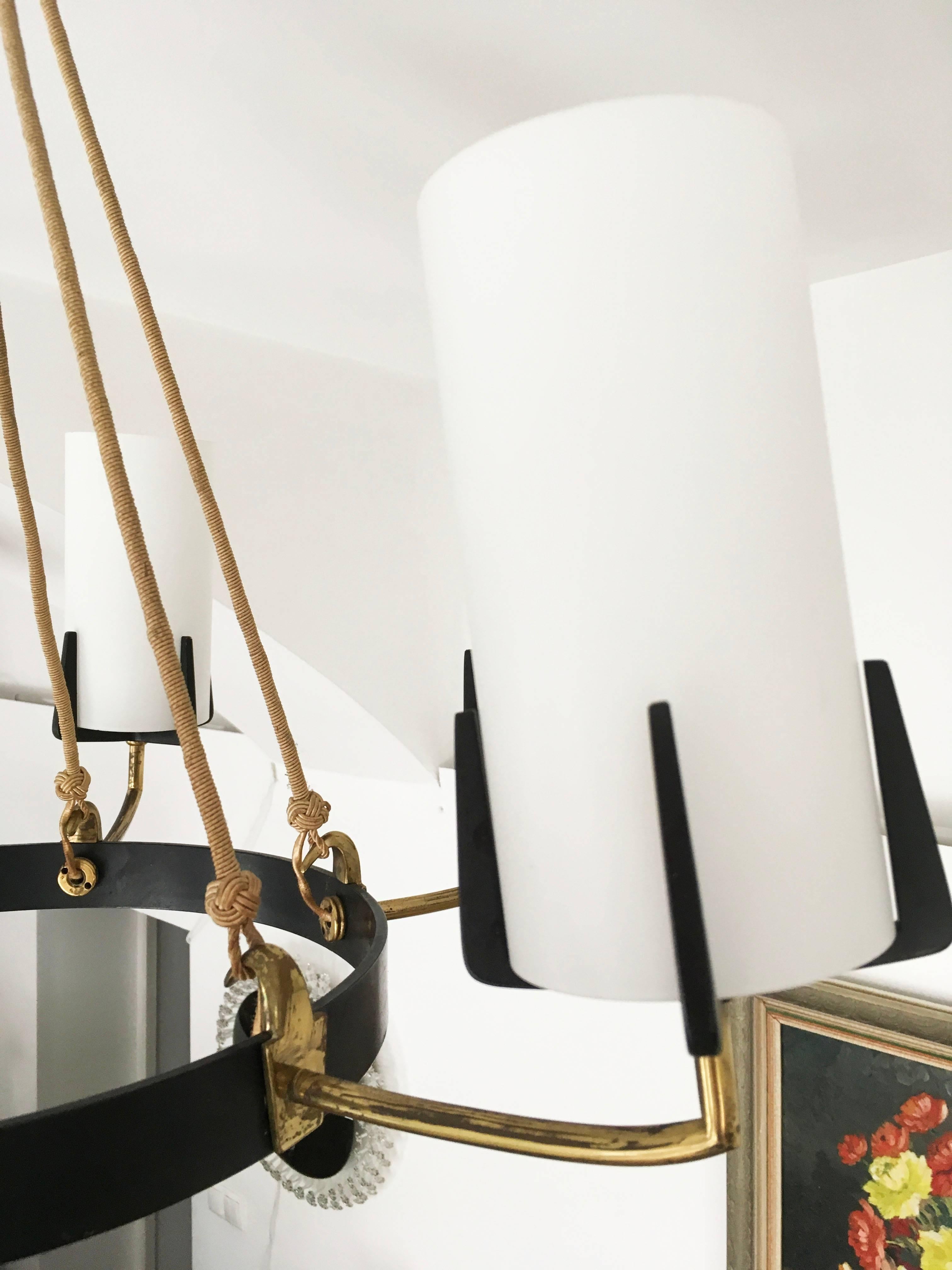 Grande lampadario in ottone e vetro opalino di Rupert Nikoll In condizioni ottime in vendita a Vienna, AT