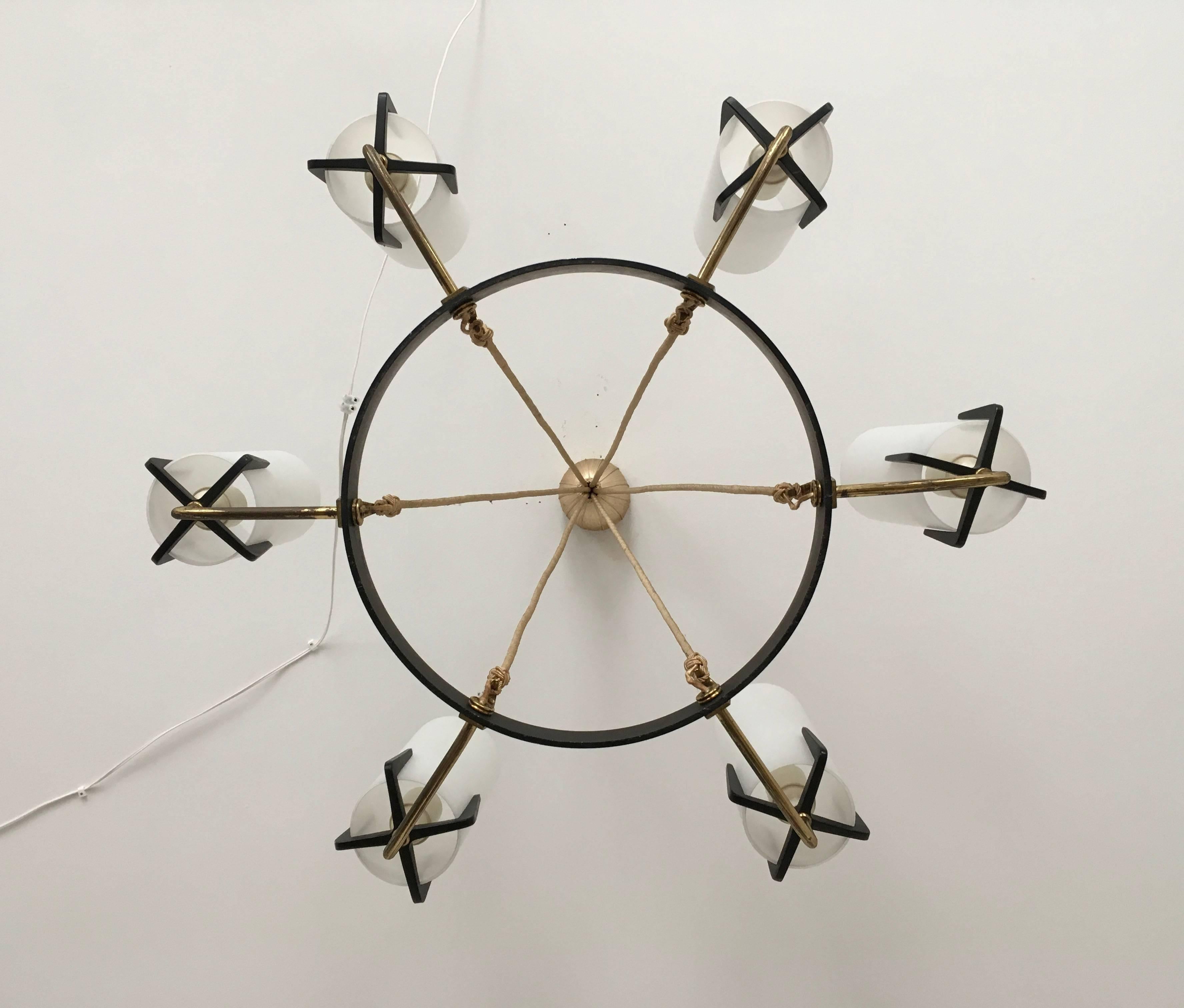 Grande lampadario in ottone e vetro opalino di Rupert Nikoll in vendita 1
