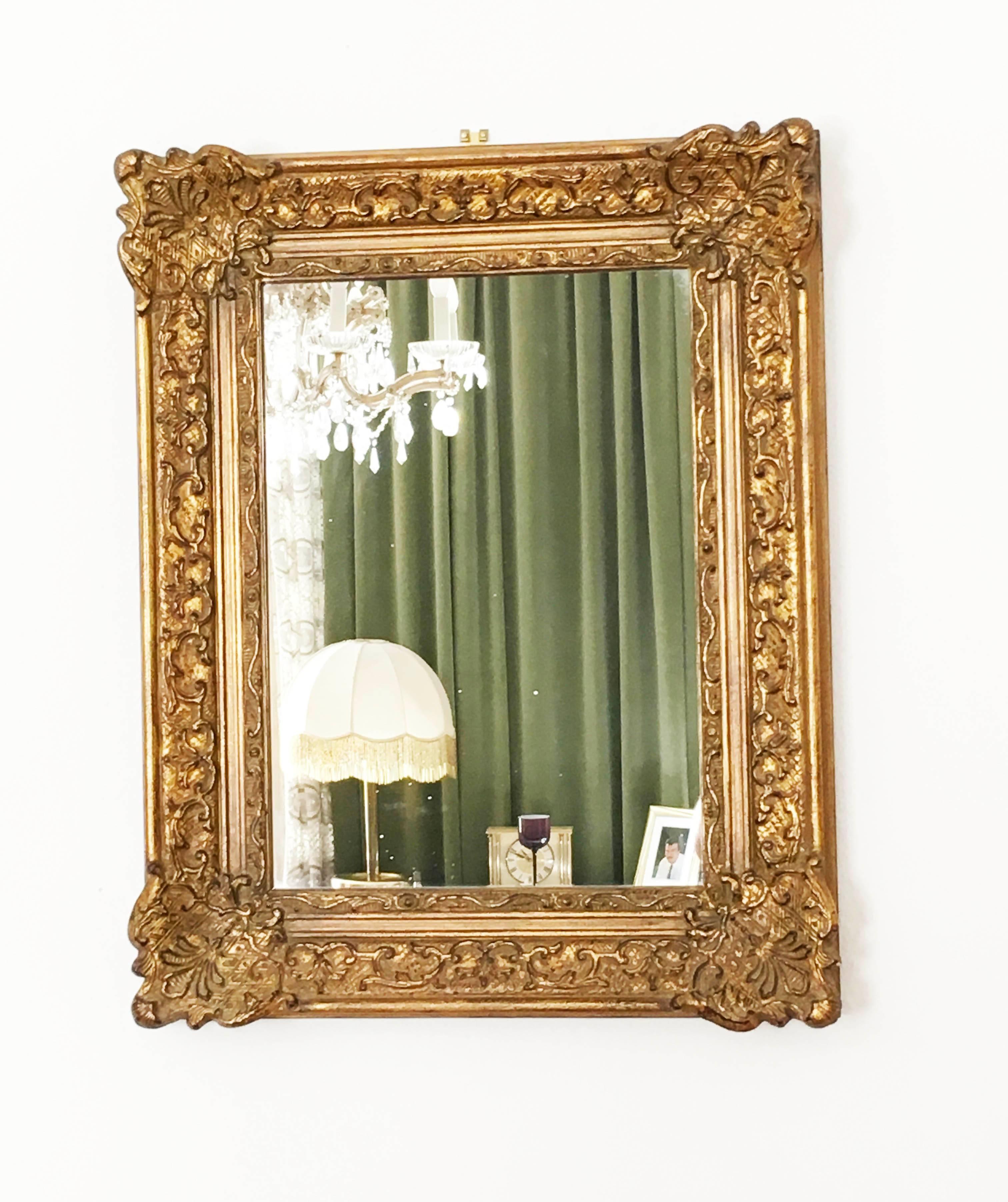 Geschnitzter Spiegel aus vergoldetem Holz im Barockstil des frühen 20. Jahrhunderts (Frühes 20. Jahrhundert) im Angebot