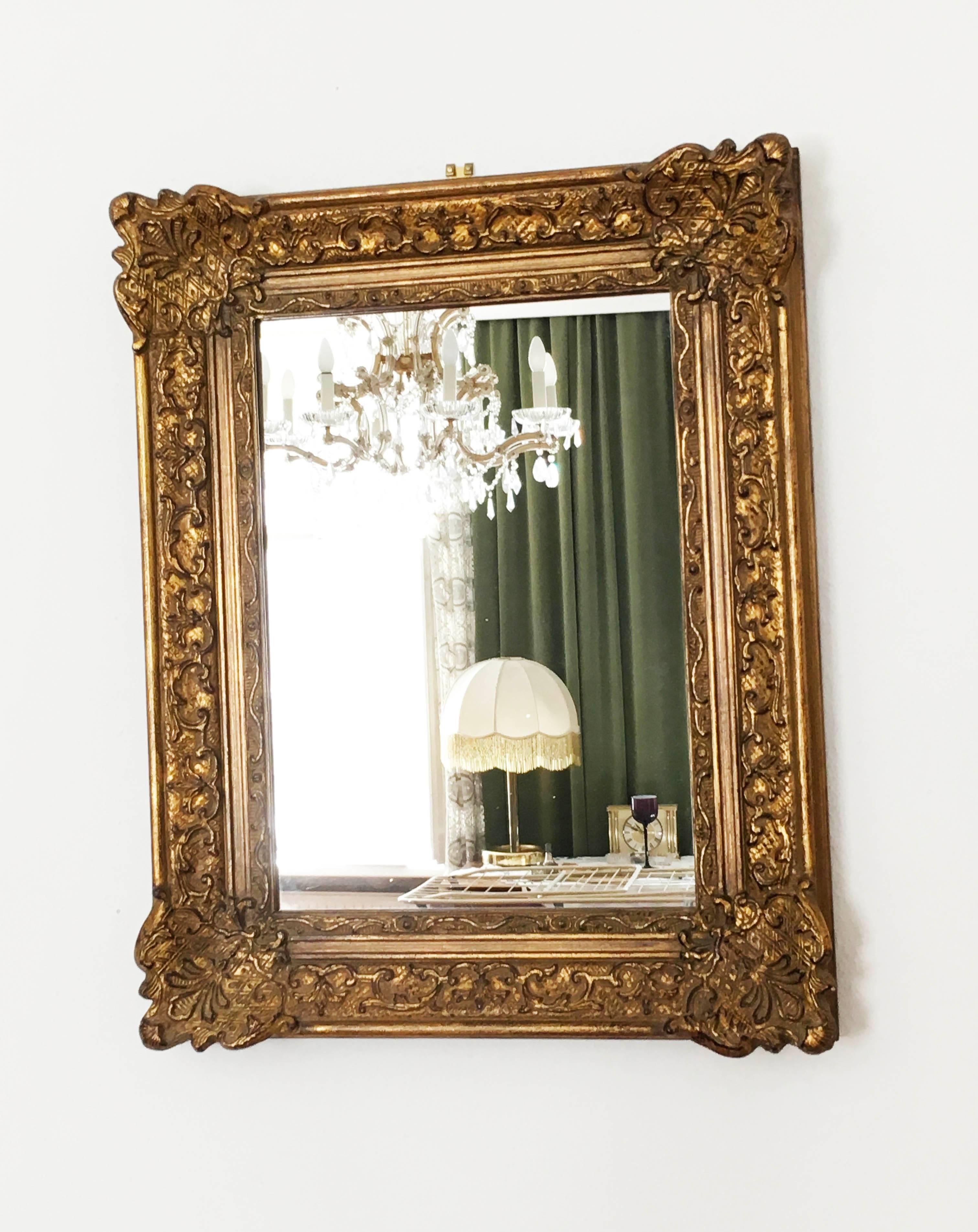 Geschnitzter Spiegel aus vergoldetem Holz im Barockstil des frühen 20. Jahrhunderts im Zustand „Gut“ im Angebot in Vienna, AT