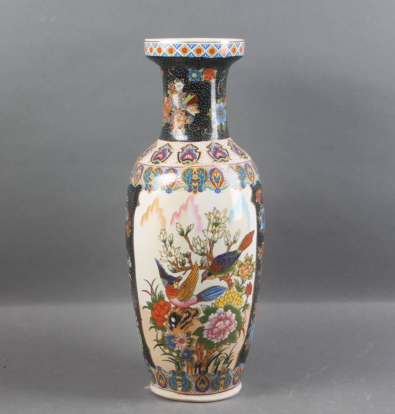 Chinese vase of porcelain decorated with flowers on the white and black bottom, fields with motifs in the form of birds, form the late 20th century.
Measures: H 61 cm. There is a small drop of glaze at the neck.