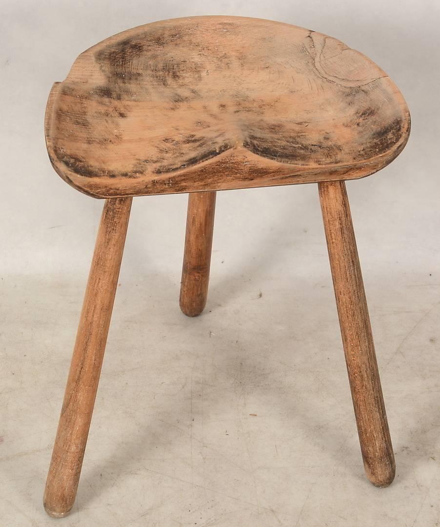 Eichenholzhocker mit halbkreisförmigem Sitz, drei runde, konische Beine. Entworfen von Arne Hovmand-Olsen in Dänemark in den frühen 1960er Jahren.