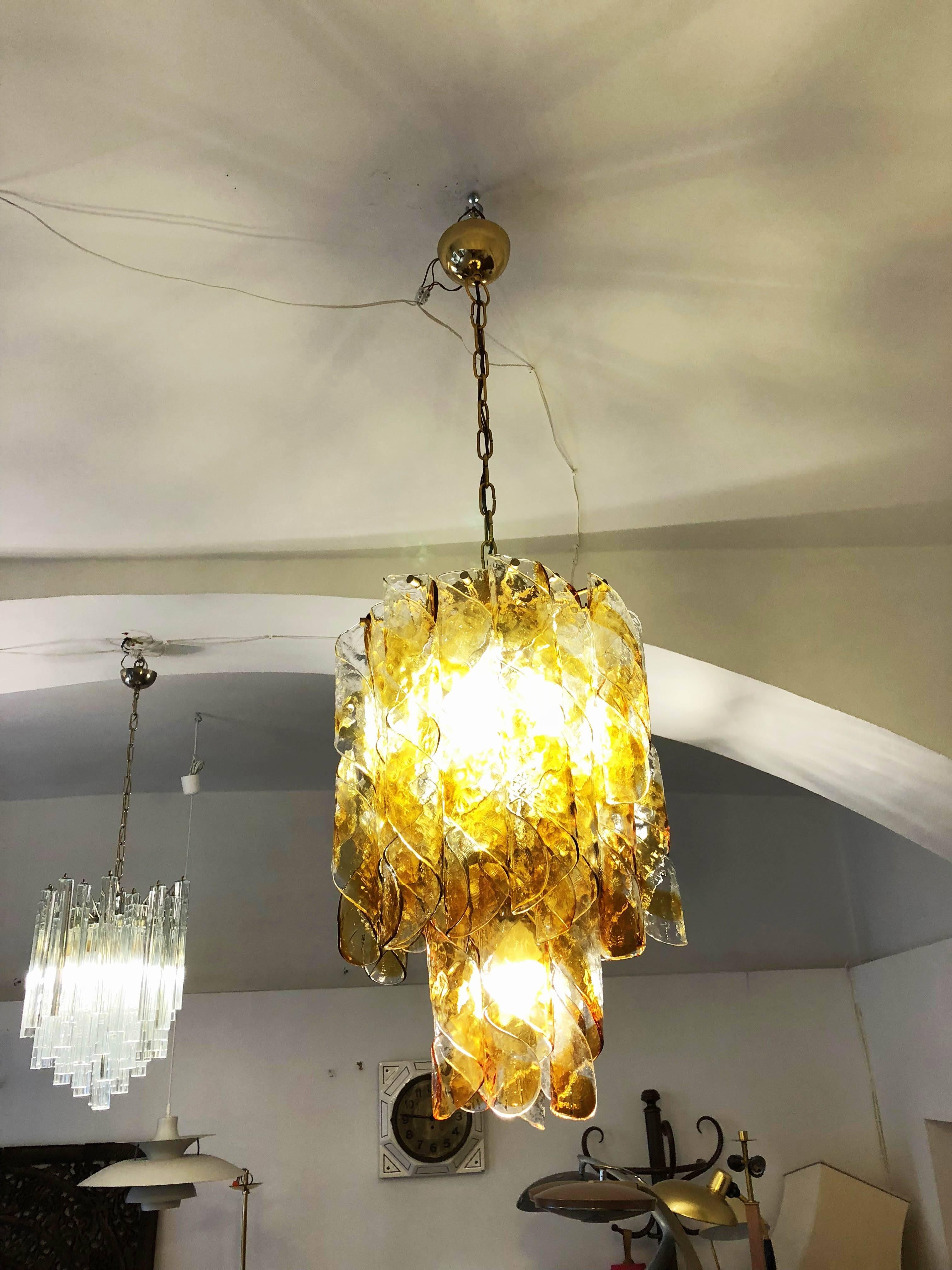 Italian Murano Amber Twisted Glass Chandelier by Mazzega In condizioni buone in vendita a Vienna, AT