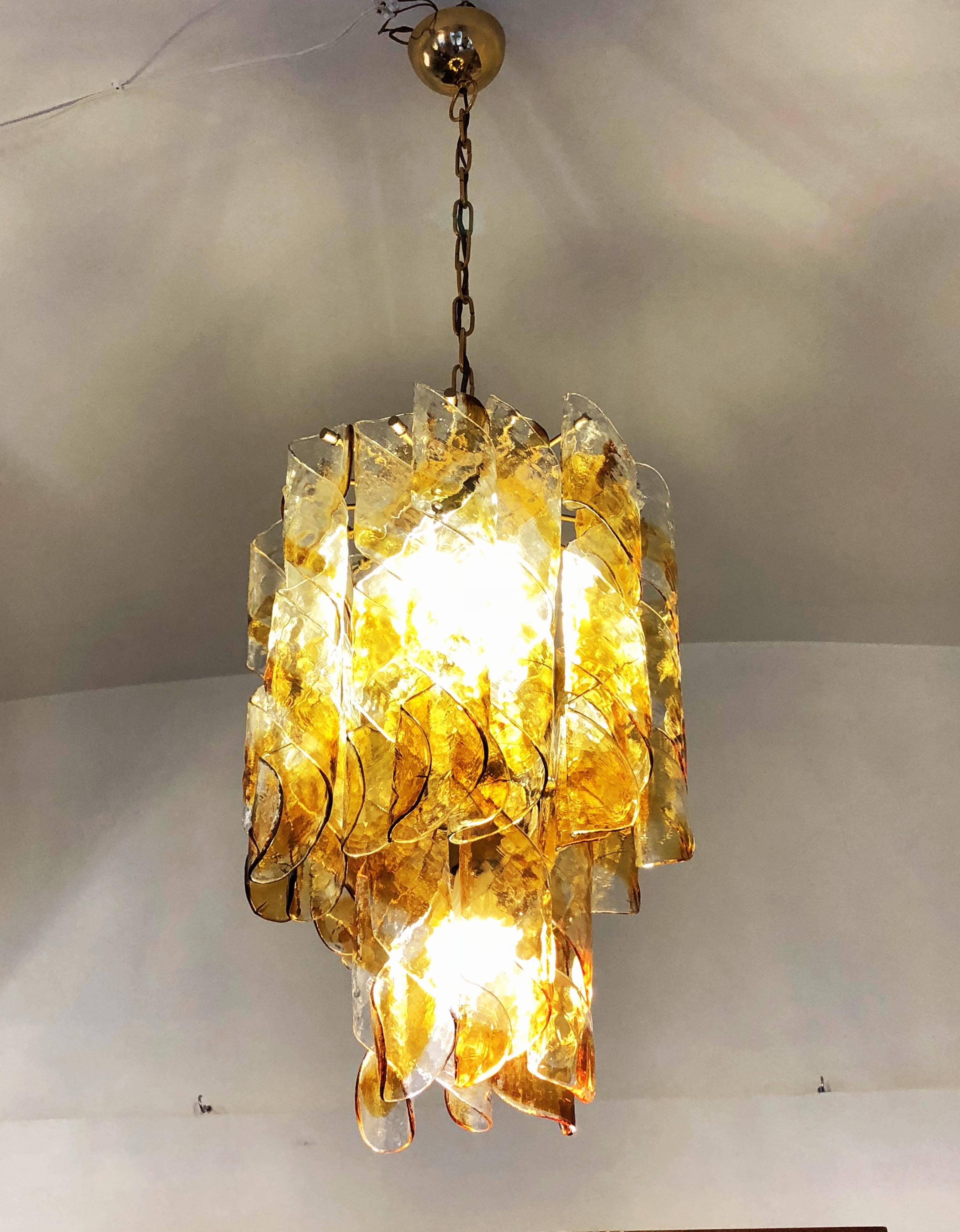 Milieu du XXe siècle Lustre italien en verre de Murano torsadé ambré par Mazzega en vente