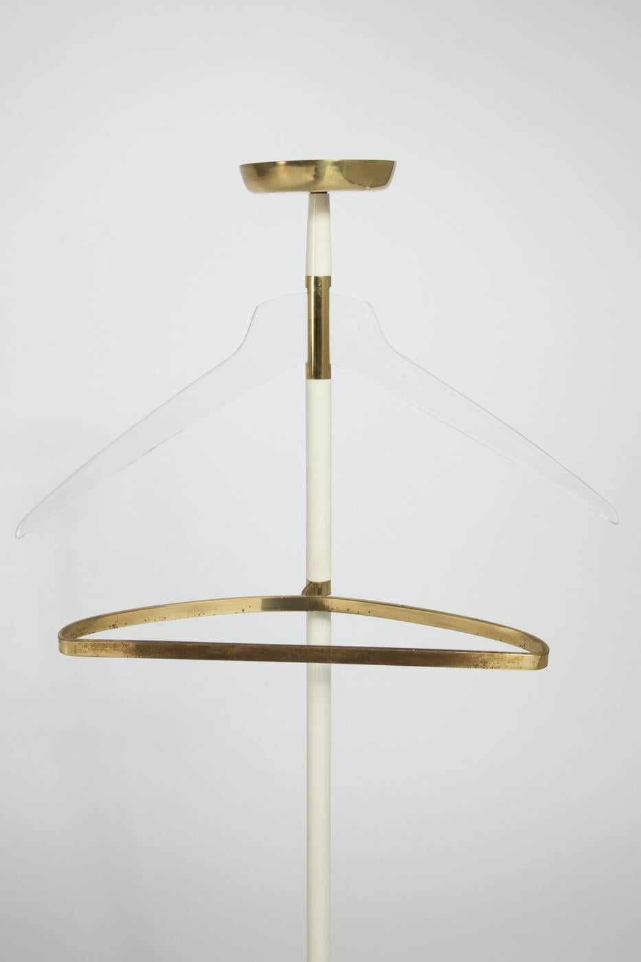 Un elegante valletto modernista, realizzato negli anni '50 da Vereinigte Werksta¨tten Mu¨nchen in Germania. Un oggetto molto bello in ottime condizioni originali.
 