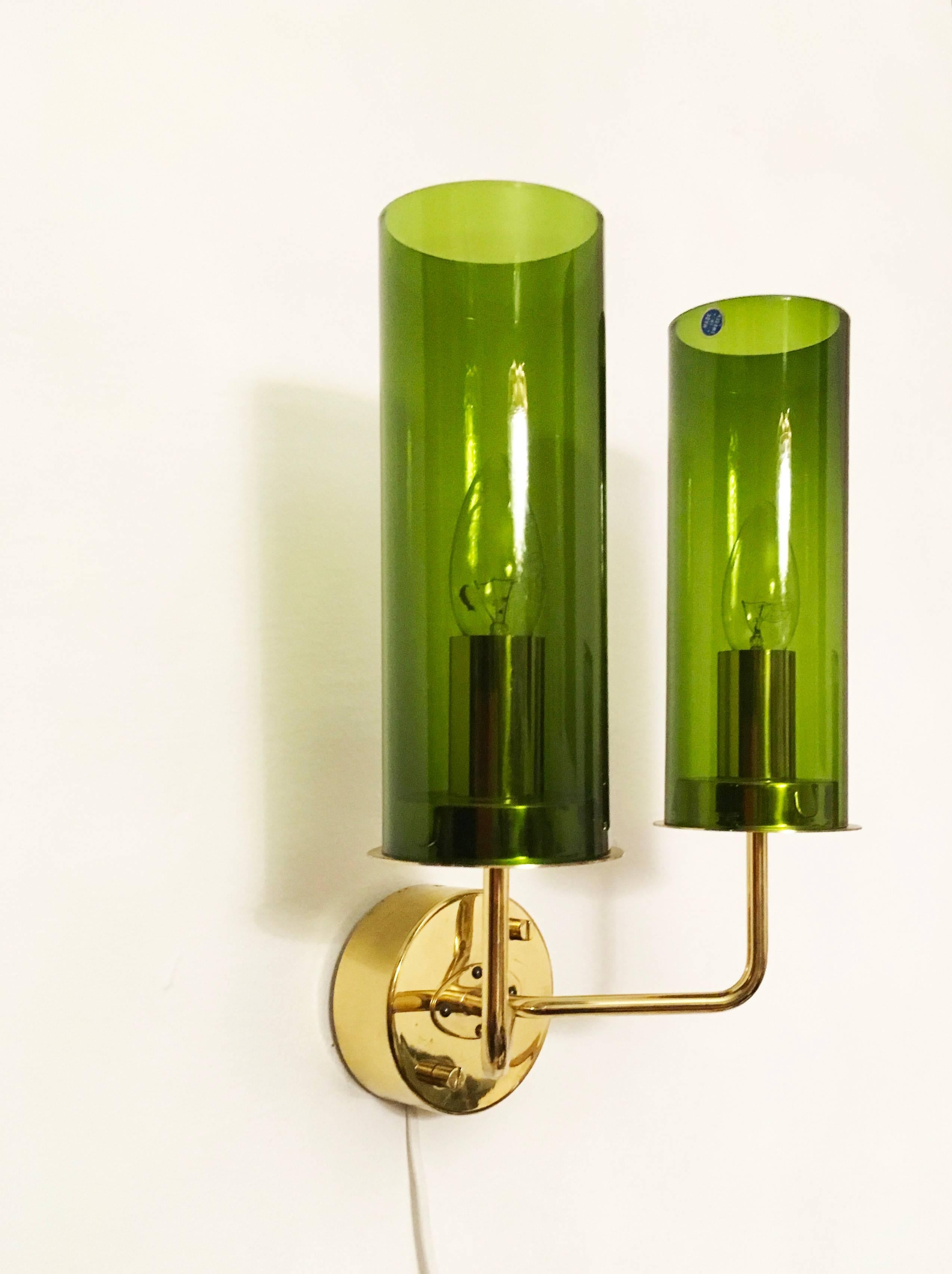 Modernist wall lamp in brass and green-colored glass.
Model V 169/2. Designed and made in Sweden by Hans-Agne Jakobsson from, circa 1960 second half.
Fully working and in very good vintage condition. On request also amber glass possible, see last