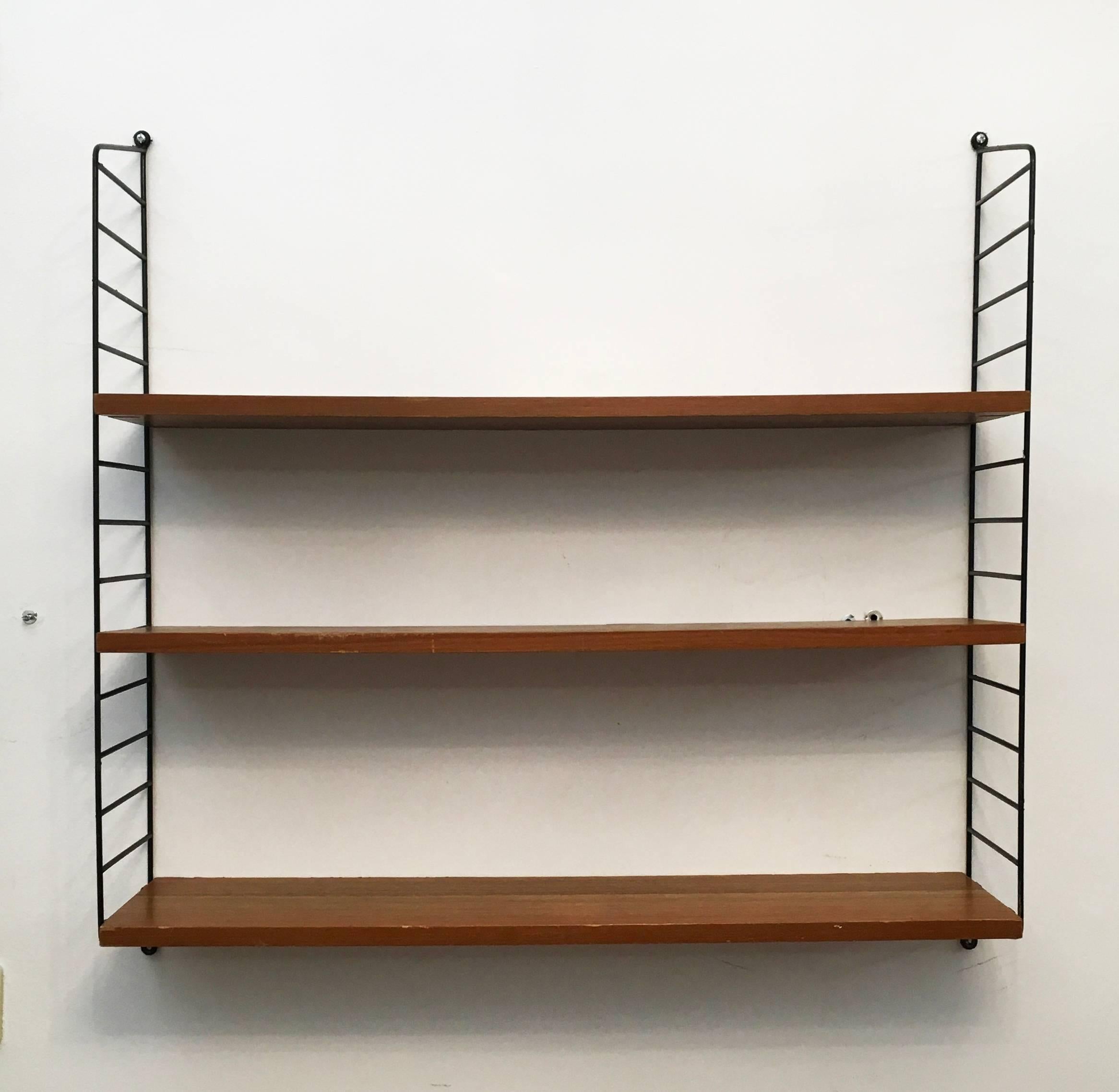 String regal wall unit designed by Nils and Kajsa Strinning in 1949. This one was made in the 1960s in Sweden.
A very good vintage condition, slight traces of use due to the age, nice patina.
Measures: Height 78 cm and width 80 cm.
Two ladders 78