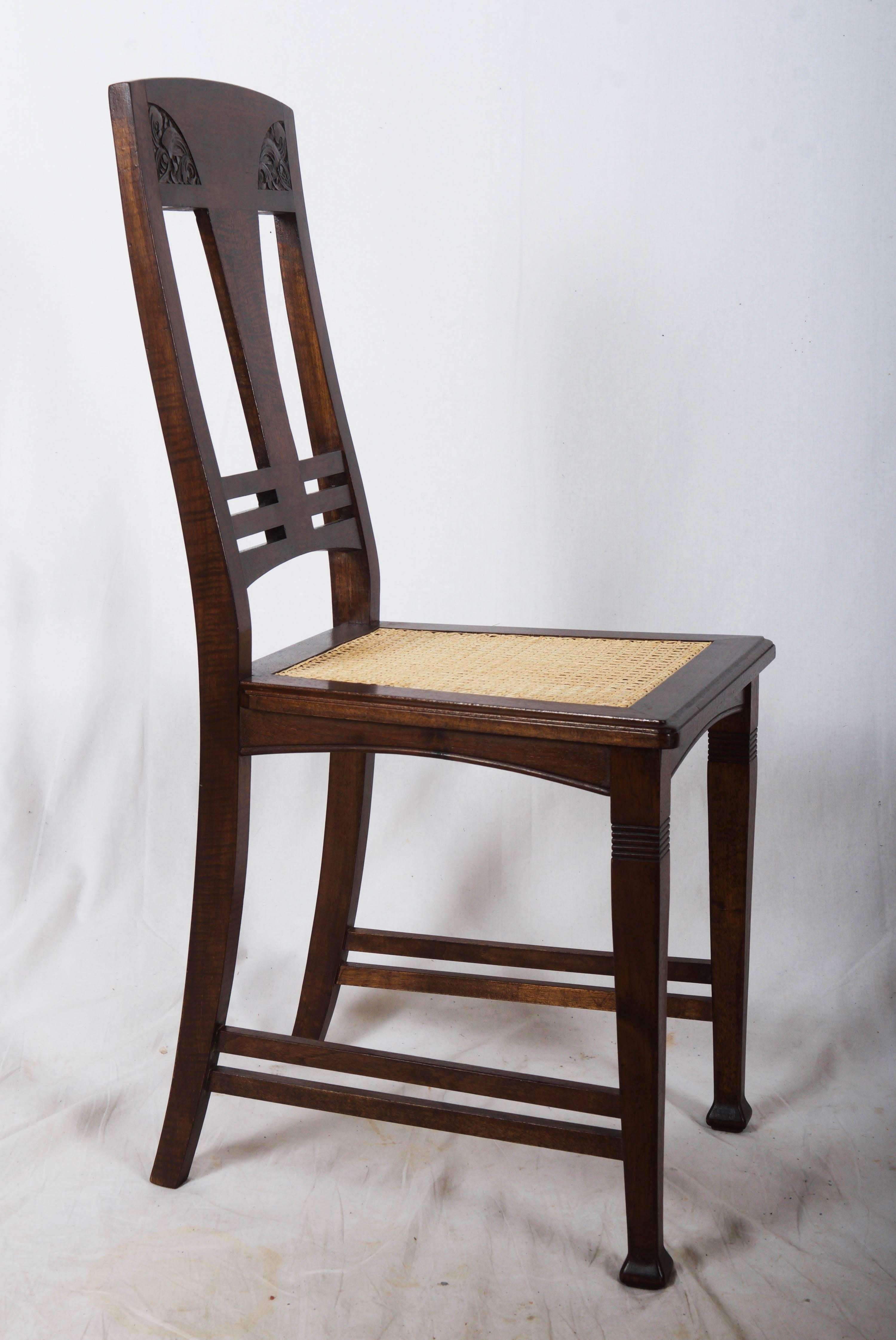 Noyer Ensemble de quatre chaises de salle à manger Art nouveau allemand en vente