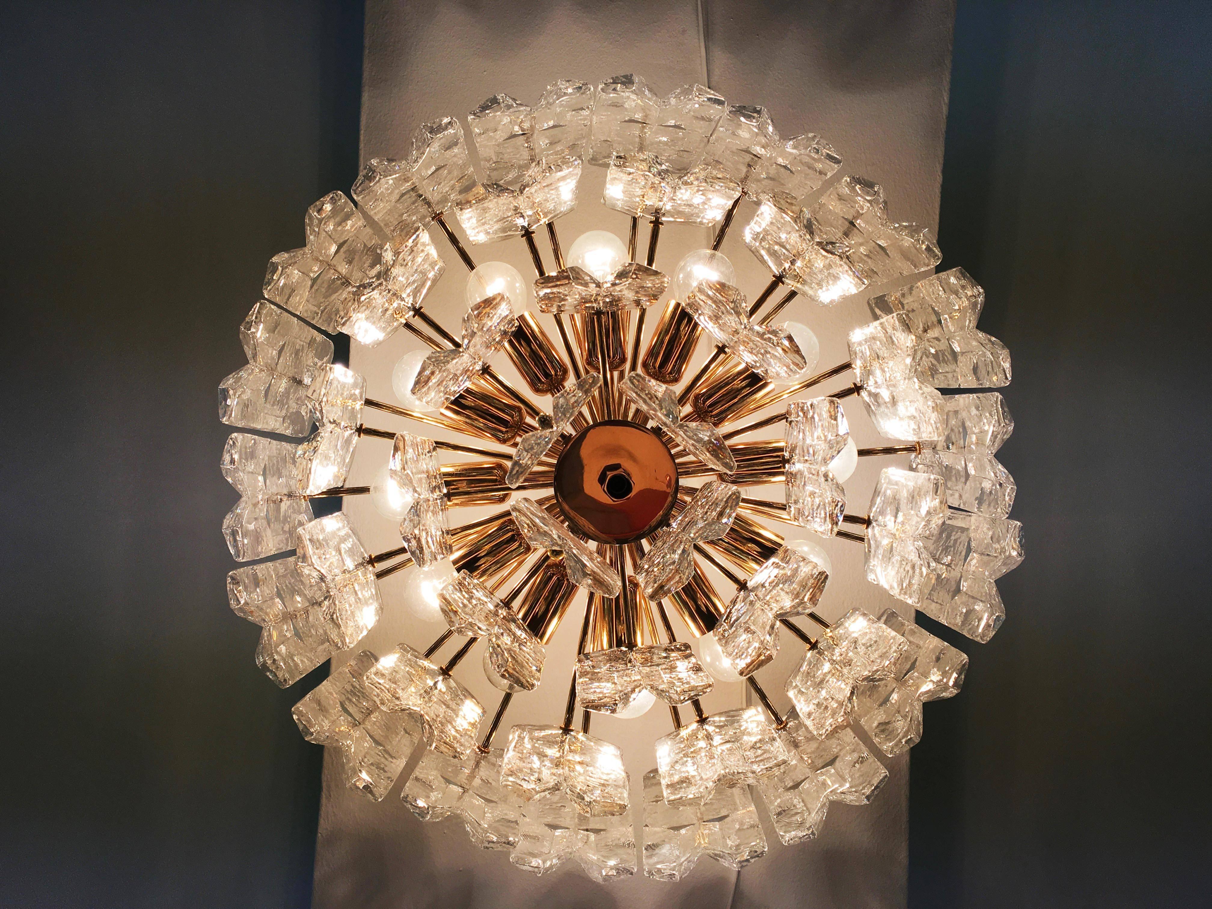 J. T. Kalmar Großer „Palazzo“-Eisglas-Kronleuchter, Einbaubeleuchtung (Vergoldung) im Angebot