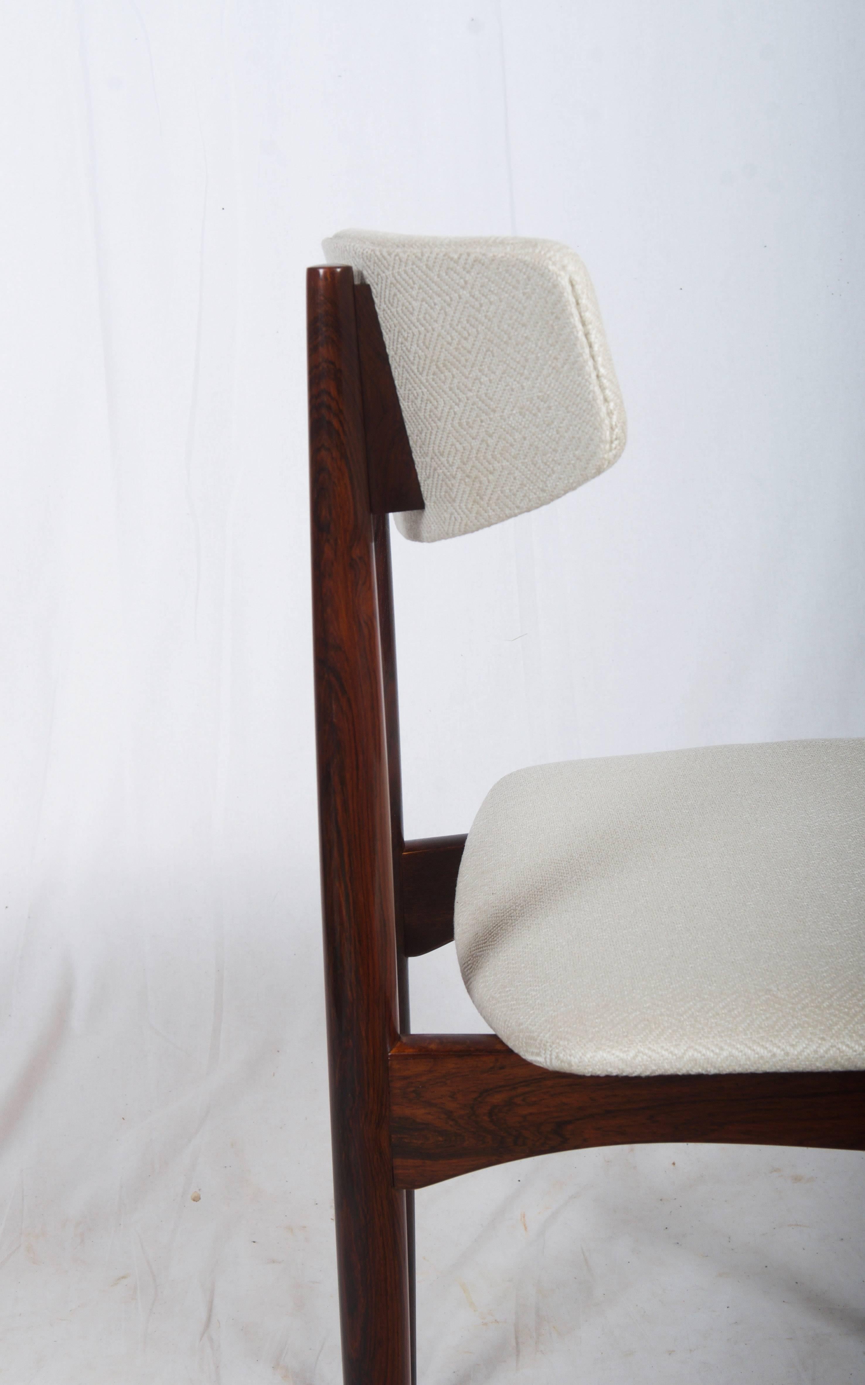 Seduta e schienale imbottiti con struttura in legno duro (noce). Eccellente restauro con tappezzeria nuova.
Sono disponibili fino a 10 pezzi.
I tempi di consegna sono di circa 3-4 settimane.