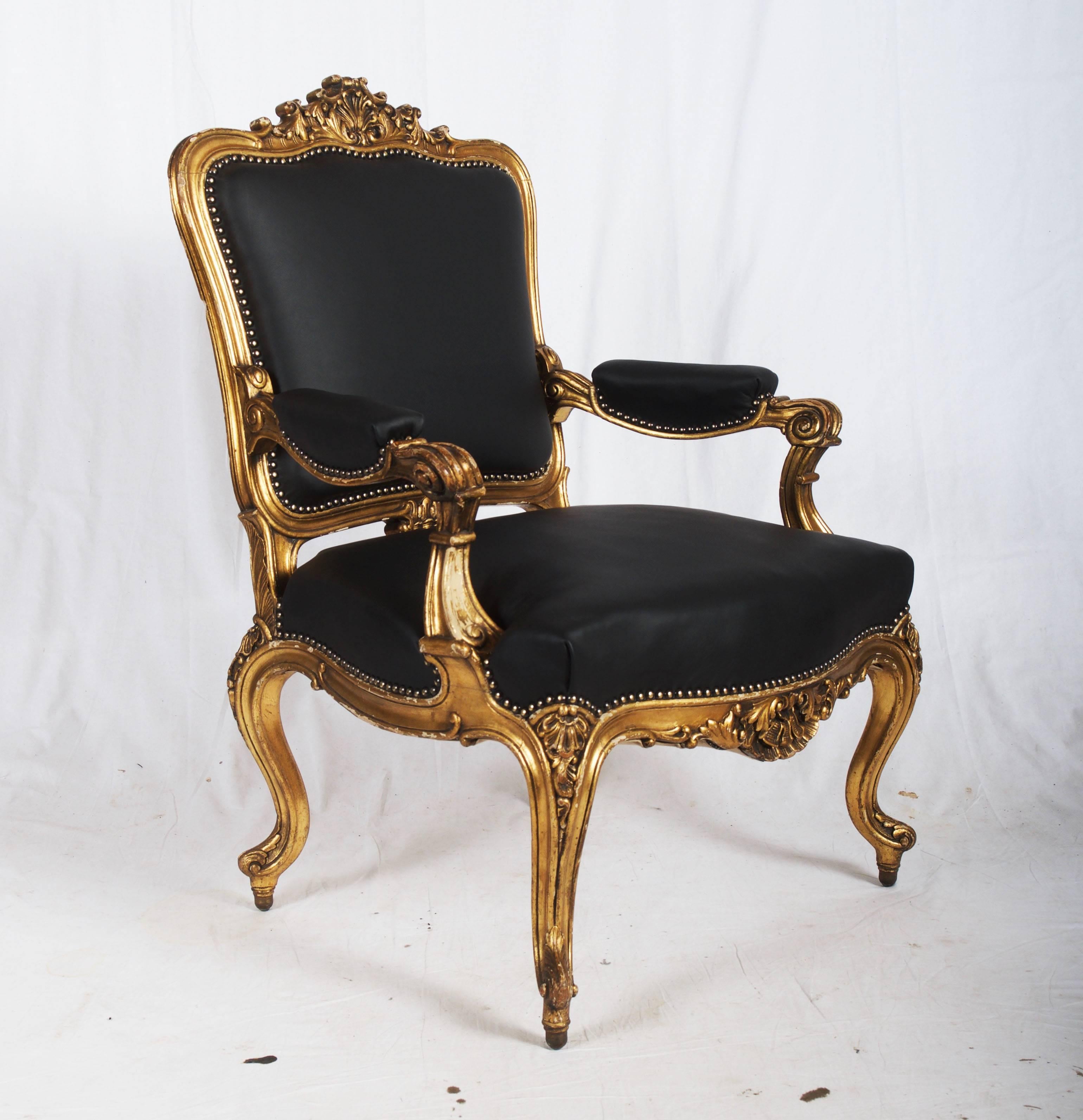 Fauteuil ouvert de style Rococo tapissé de cuir noir et reposant sur des pieds cabriole avec des boules aux extrémités, plaqués or. Fabriqué en Autriche au milieu du 19e siècle.
Excellent état avec une nouvelle garniture avec des ressorts de siège,